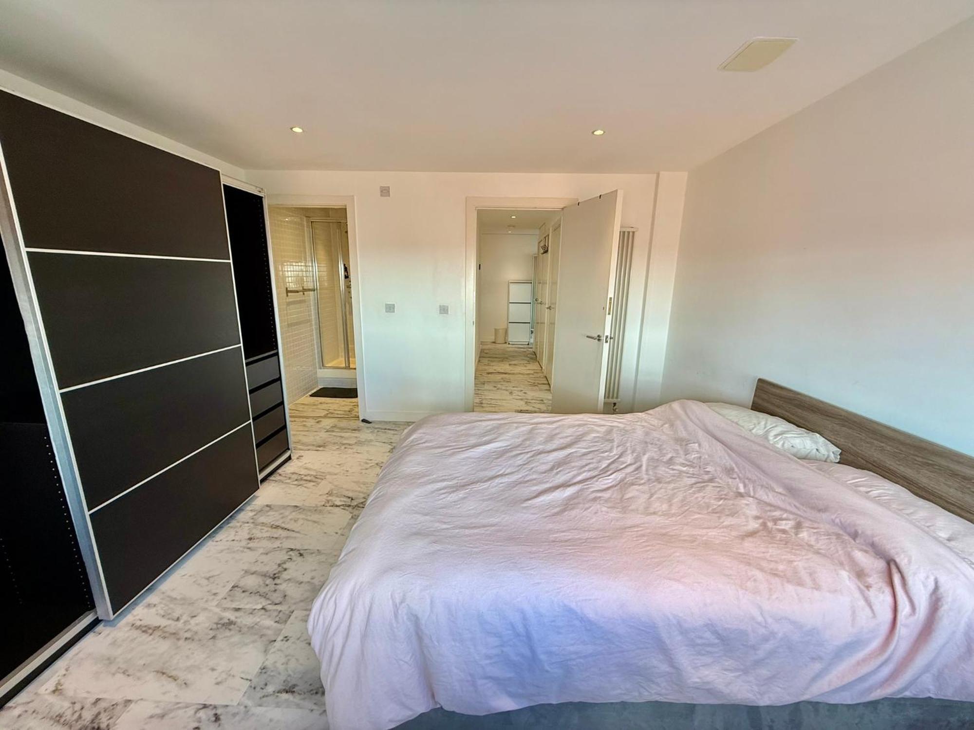 Deluxe Entire With 2x Bedrooms, 2x Bathrooms And A Big Living In The Olympic Park And Westfield At Stratford