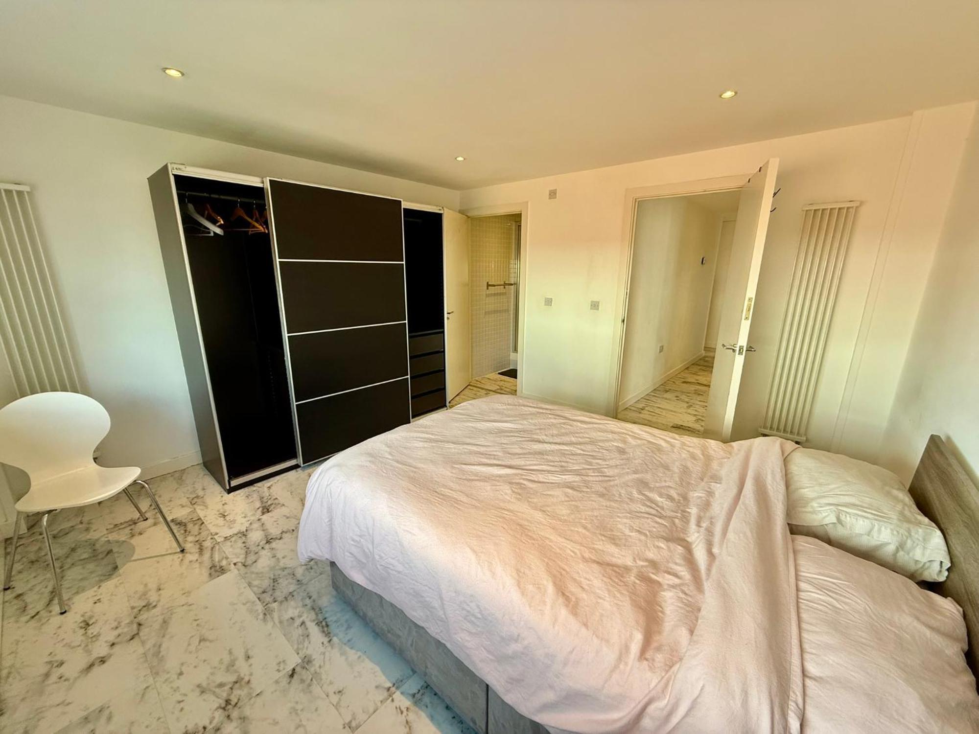 Deluxe Entire With 2x Bedrooms, 2x Bathrooms And A Big Living In The Olympic Park And Westfield At Stratford Aparthotel London