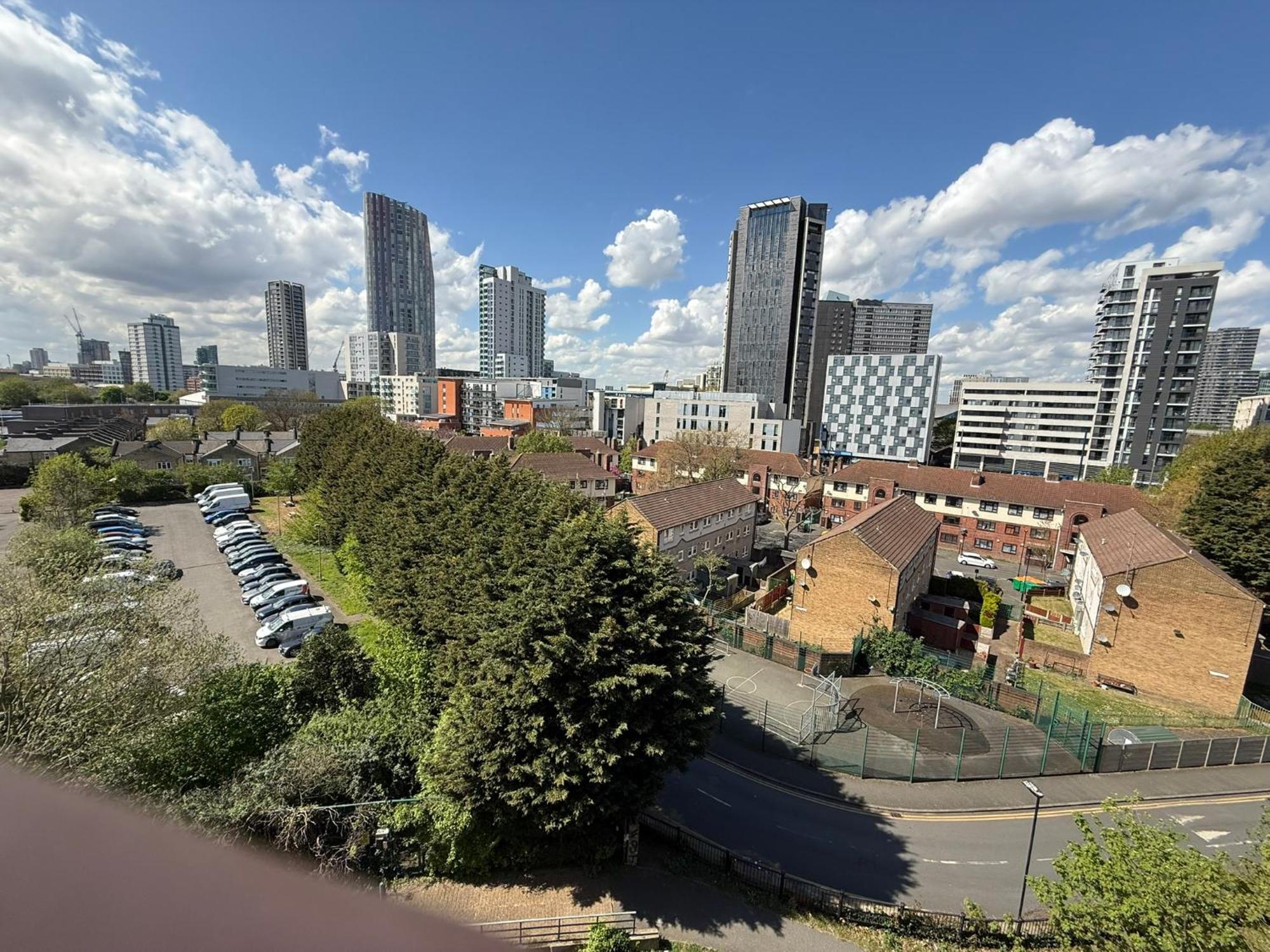 Deluxe Entire With 2x Bedrooms, 2x Bathrooms And A Big Living In The Olympic Park And Westfield At Stratford