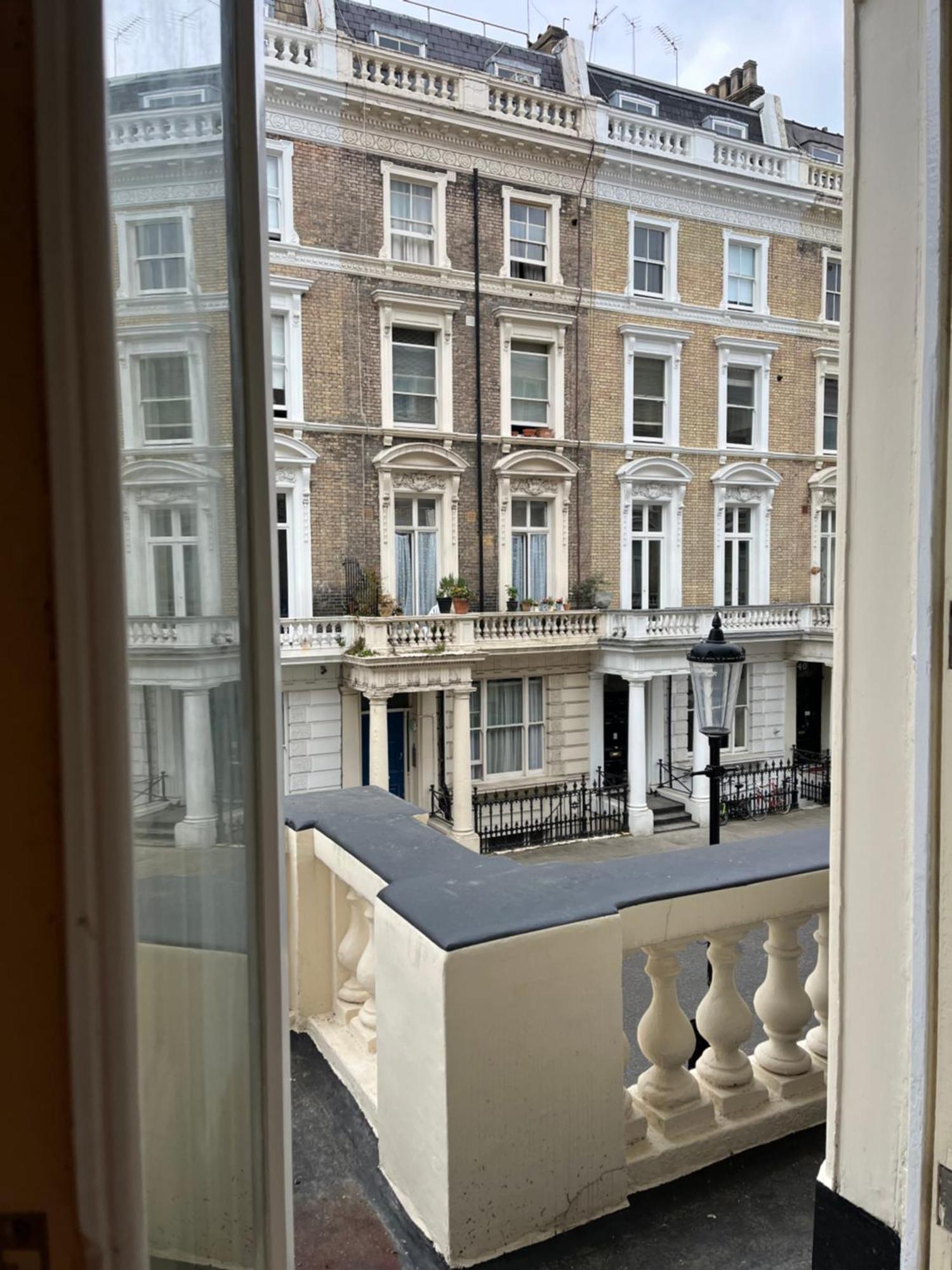 Newly Refurbished- Awesome Very Central Flat In Famous Notting Hill With A Balcony Appartement Londres