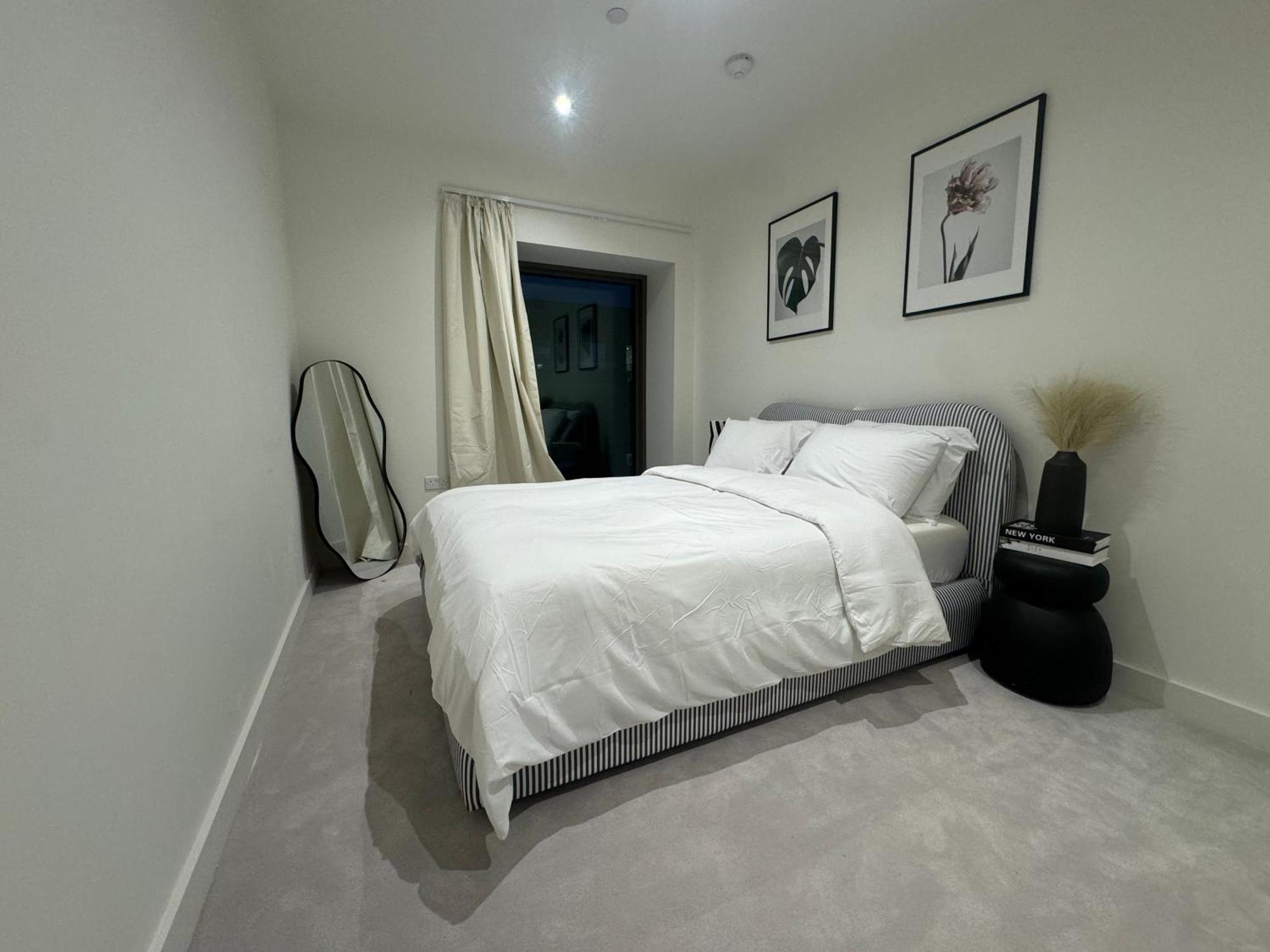 Waterside Near O2 Royal Dock With Parking And Ac