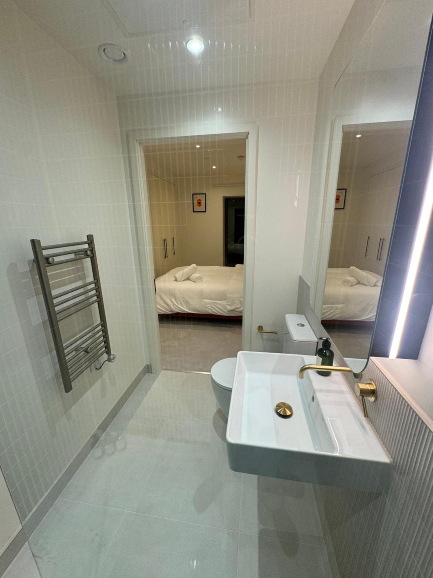 Waterside Near O2 Royal Dock With Parking And Ac London