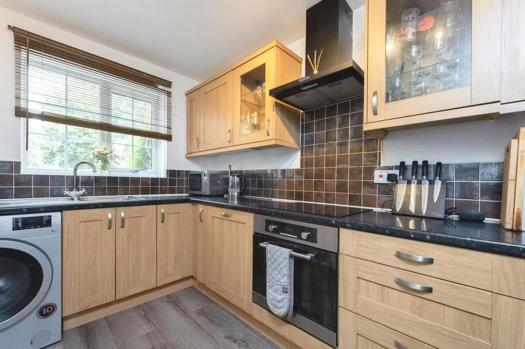 Suburbia, A Stylish 2bed With Garden & Parking *