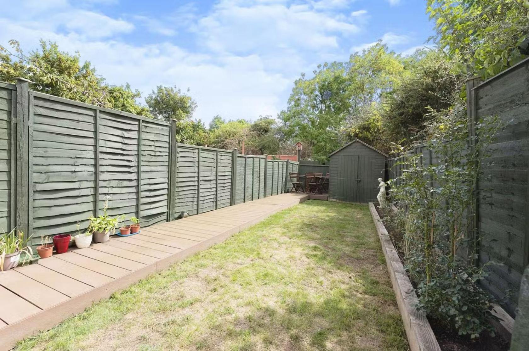 Suburbia, A Stylish 2bed With Garden & Parking