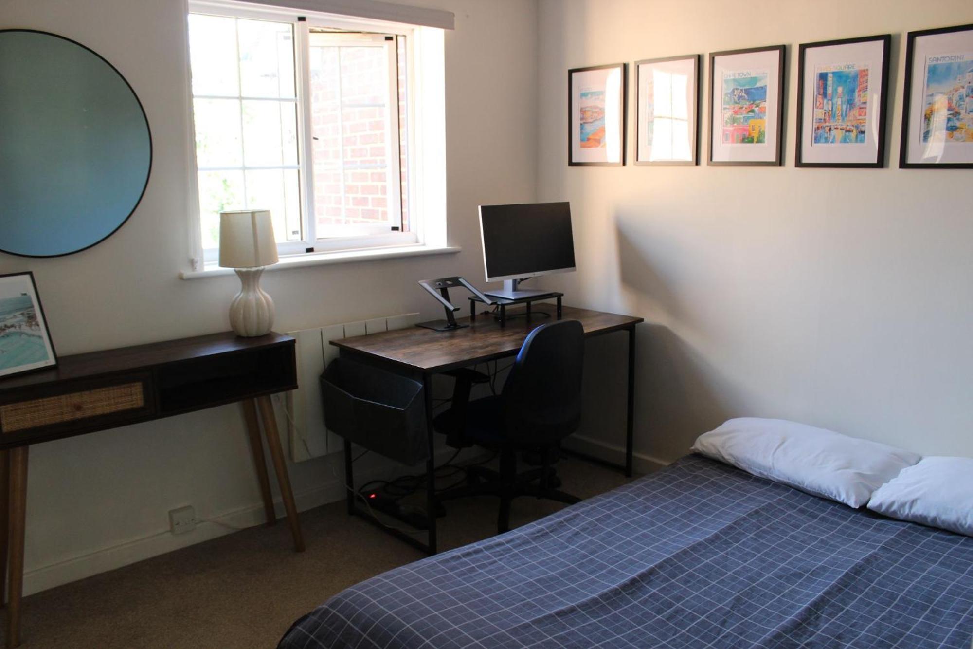 Suburbia, A Stylish 2bed With Garden & Parking *