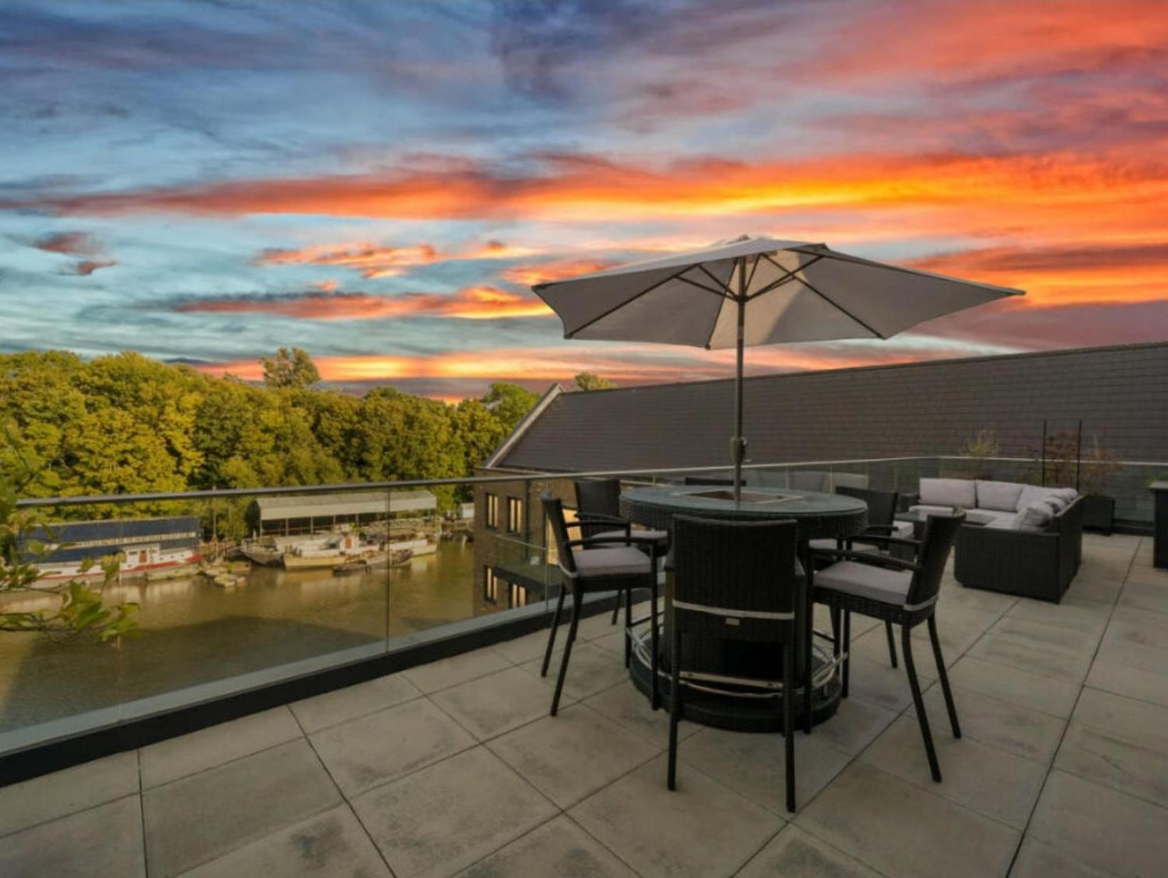 Serenity By The Water: 3 Bed 3 Bath West - Parking Appartement