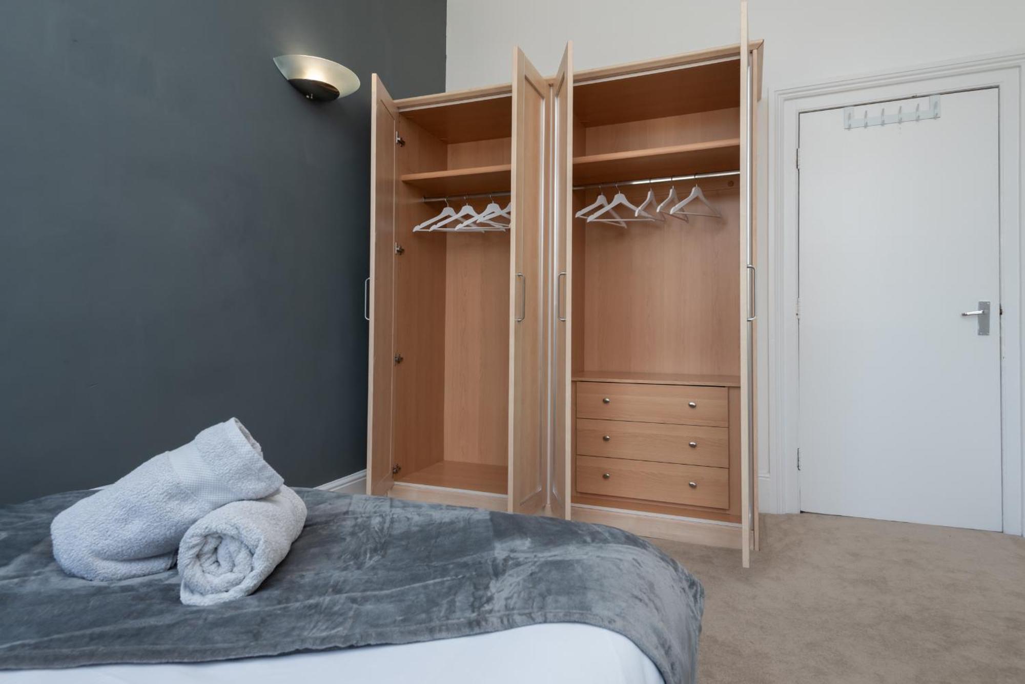 Appartement 3 Bed, 2 Bath With Terrace & Local Entertainment Londen