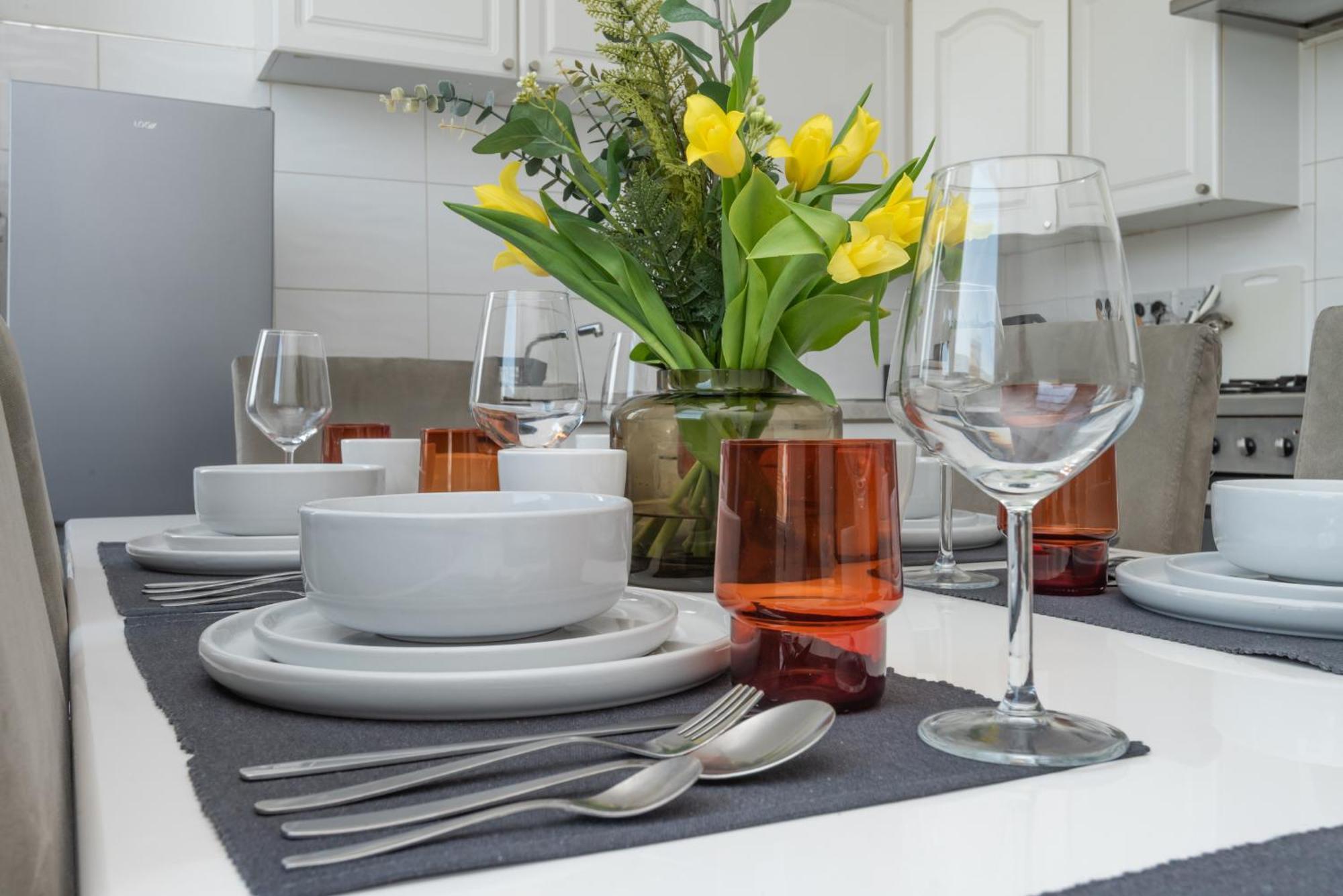 Appartement 3 Bed, 2 Bath With Terrace & Local Entertainment *