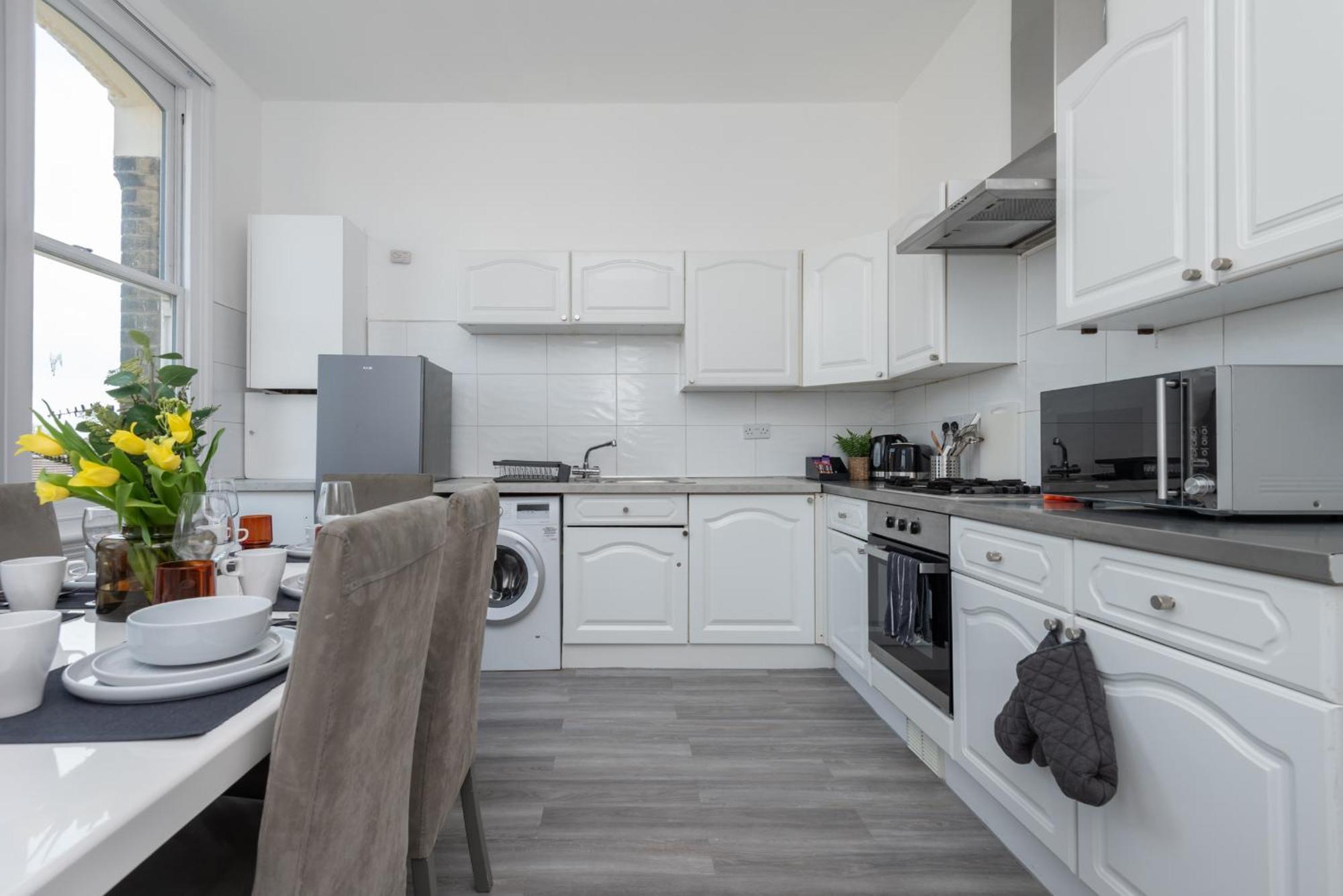 3 Bed, 2 Bath With Terrace & Local Entertainment Appartement