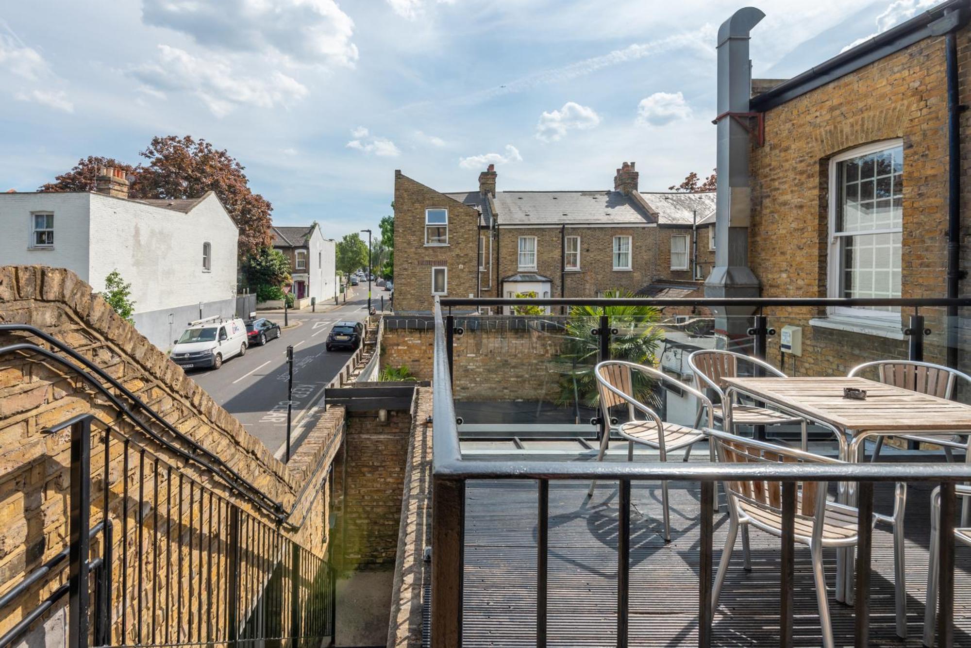 3 Bed, 2 Bath With Terrace & Local Entertainment * Londen