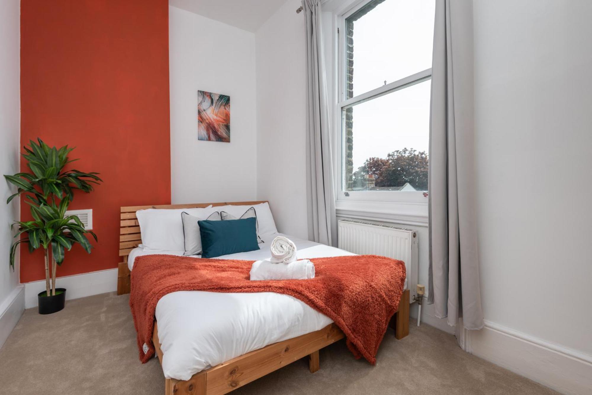 3 Bed, 2 Bath With Terrace & Local Entertainment * Londen