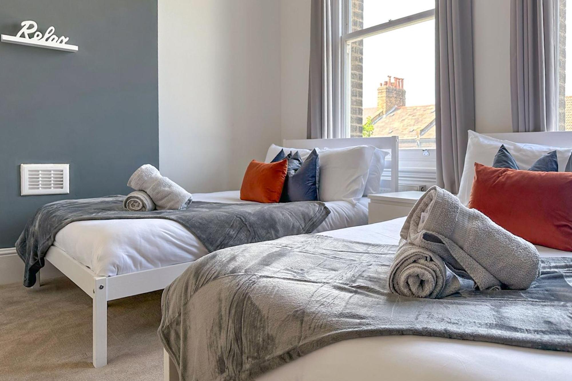 3 Bed, 2 Bath With Terrace & Local Entertainment * Londen