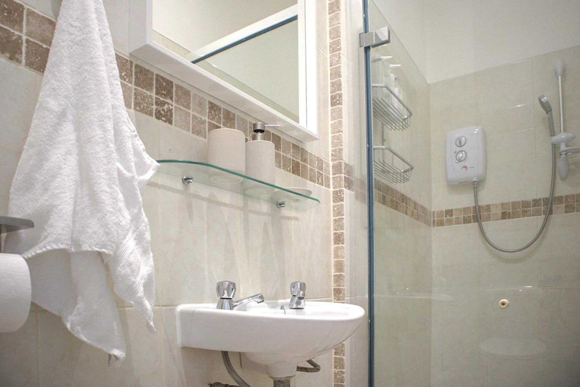 3 Bed, 2 Bath With Terrace & Local Entertainment * Londen
