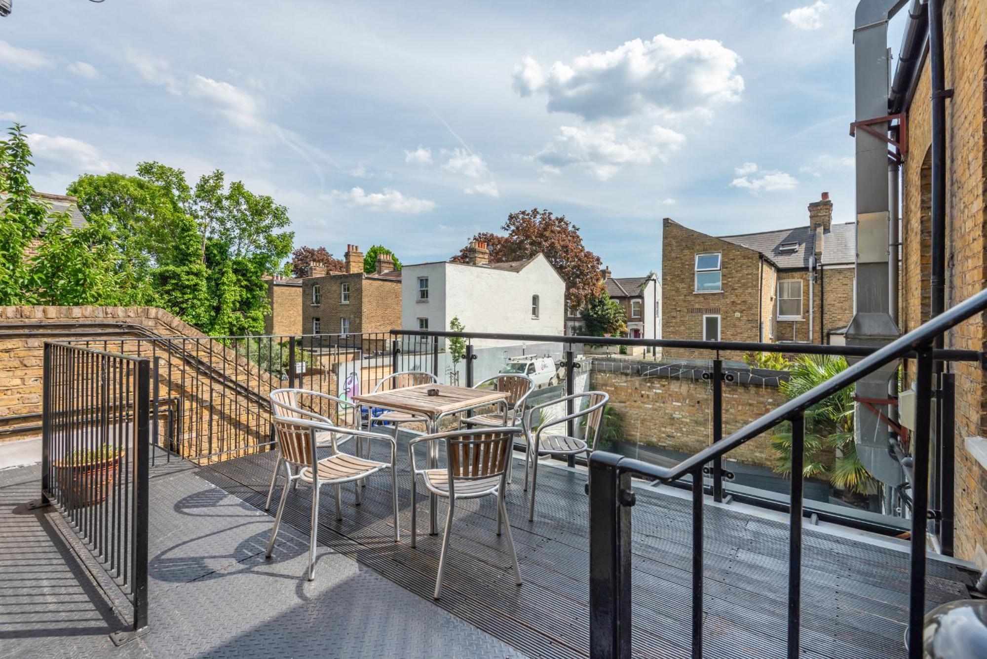 3 Bed, 2 Bath With Terrace & Local Entertainment