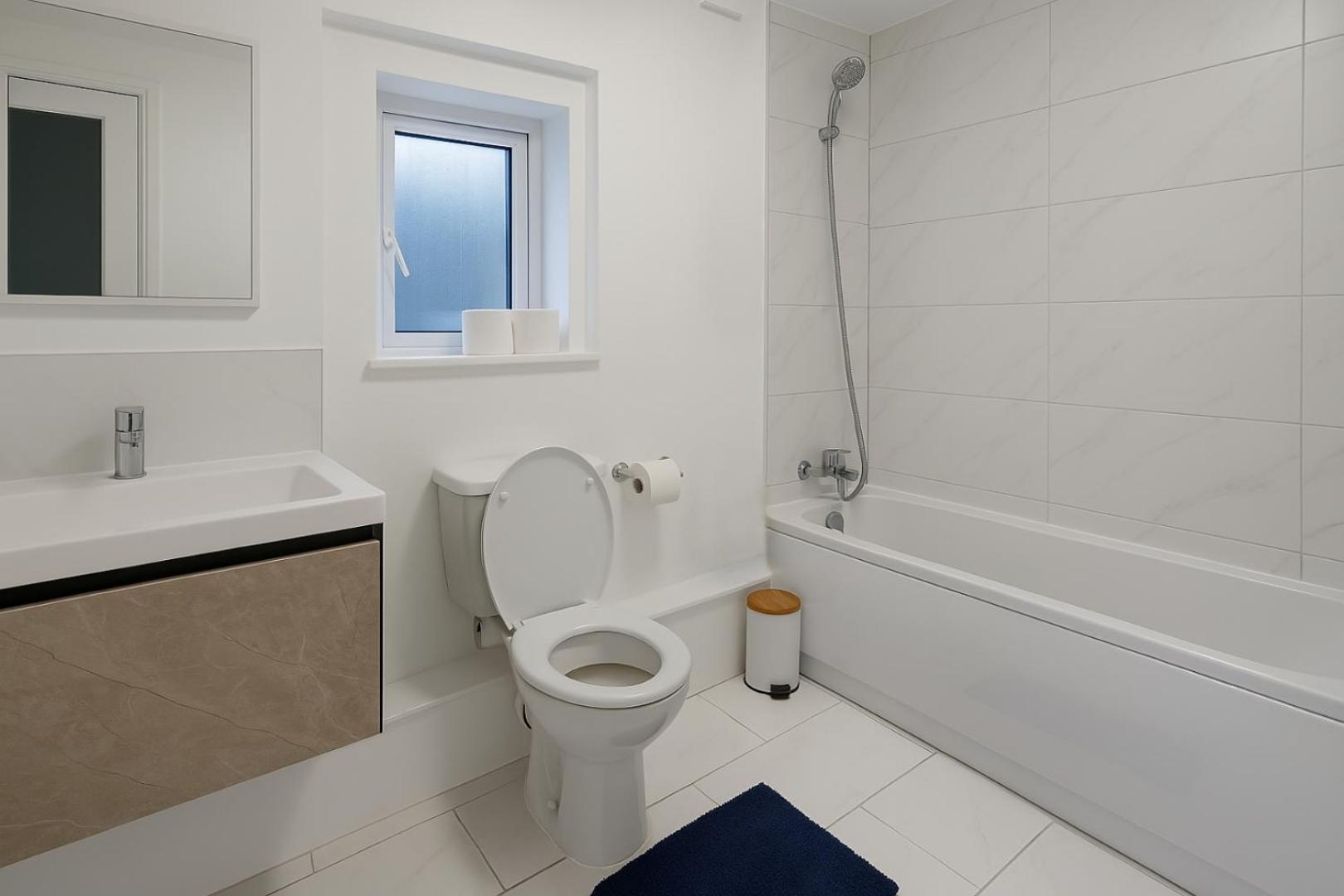 Spacious 4-Bed Home With Secured Parking Near Abba Arena, Stadium, Tube & In Bustling Zone 2 Londres
