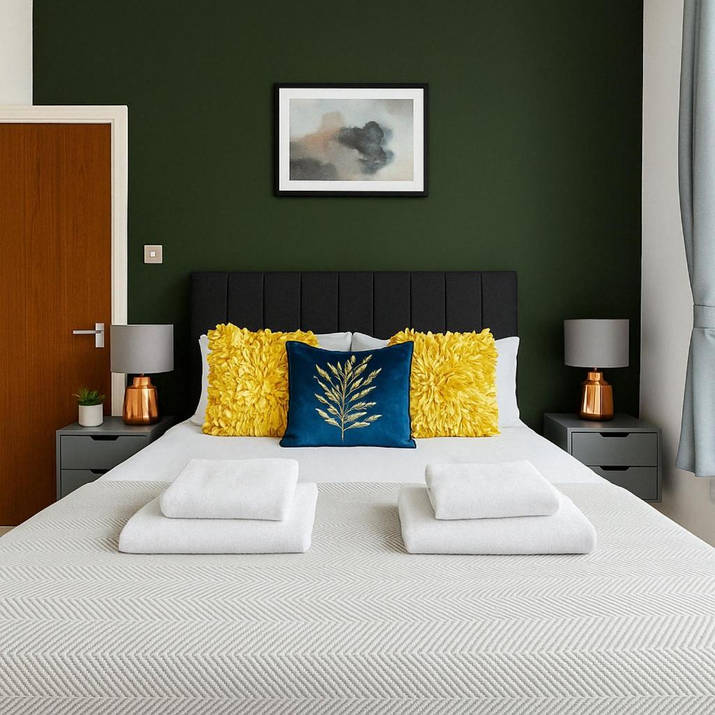 Bright & Flat Steps From Whitecross Market & Moorgate *