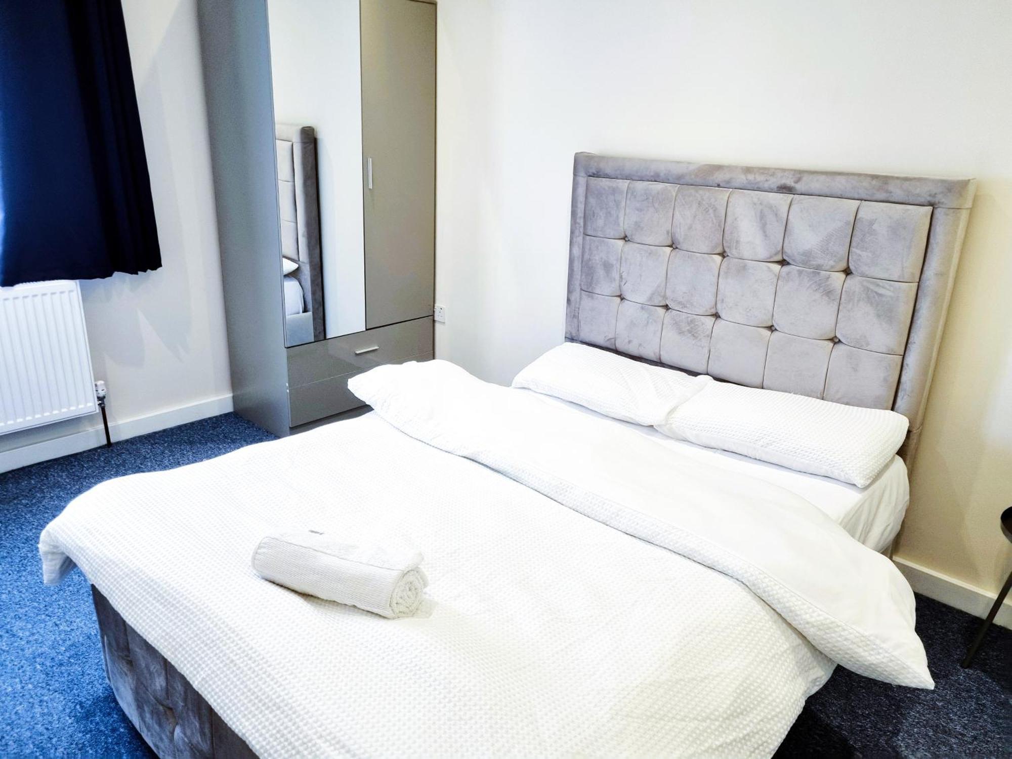 3bed 2bath House-free Parking-hi Speed Wifi-garden-entire Home-2mins From Train Station Londres