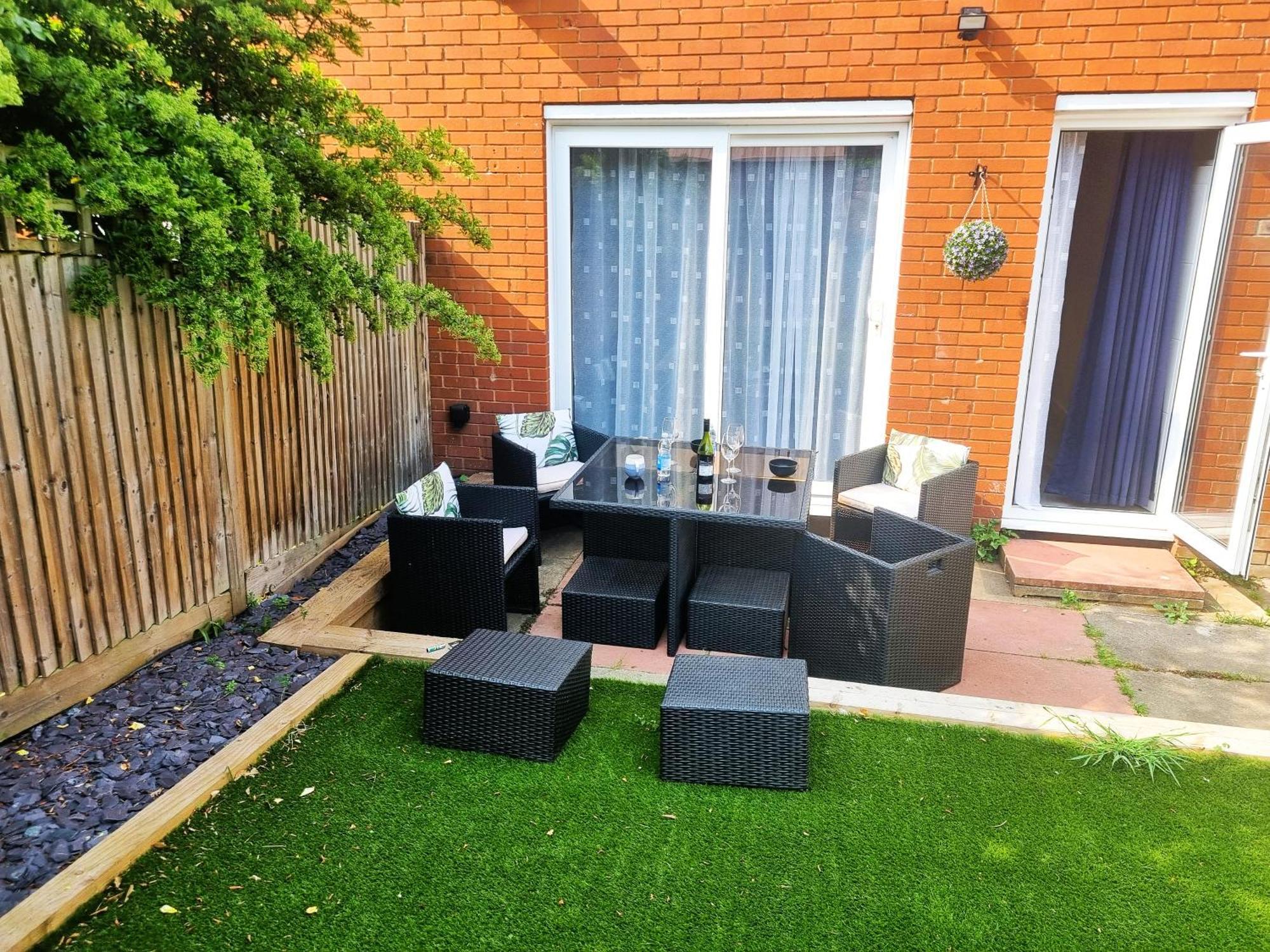 3bed 2bath House-free Parking-hi Speed Wifi-garden-entire Home-2mins From Train Station * Londres