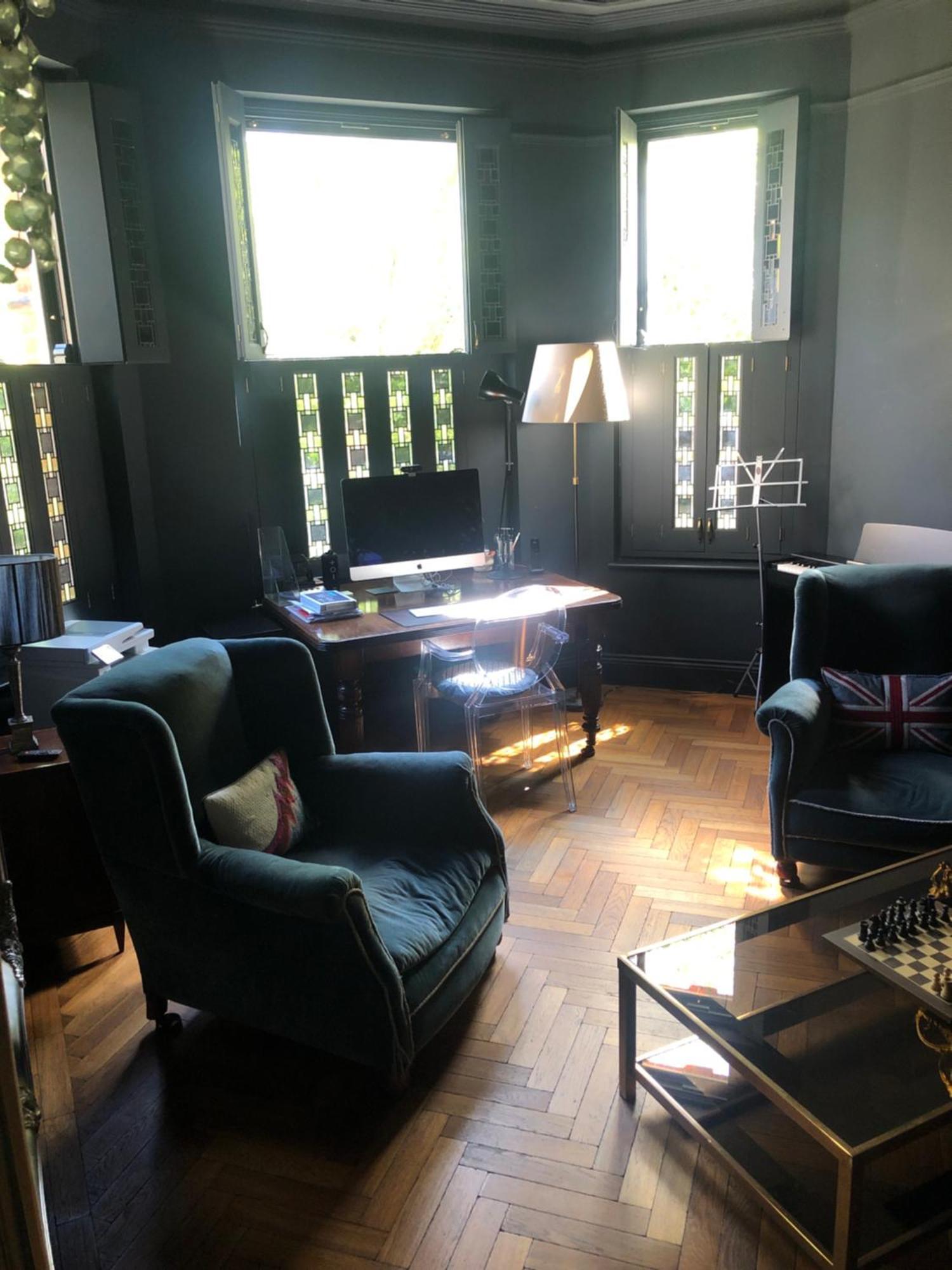 Hotel Lounge *