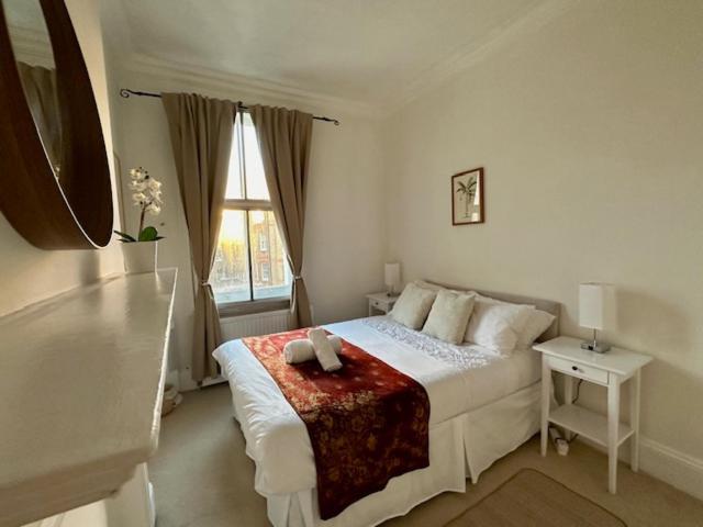 & Charming 2-3 Bed In Kensington, 2 Minutes To Tube, Piccadilly & District Lines, Stunning Garden Views Apartamento *
