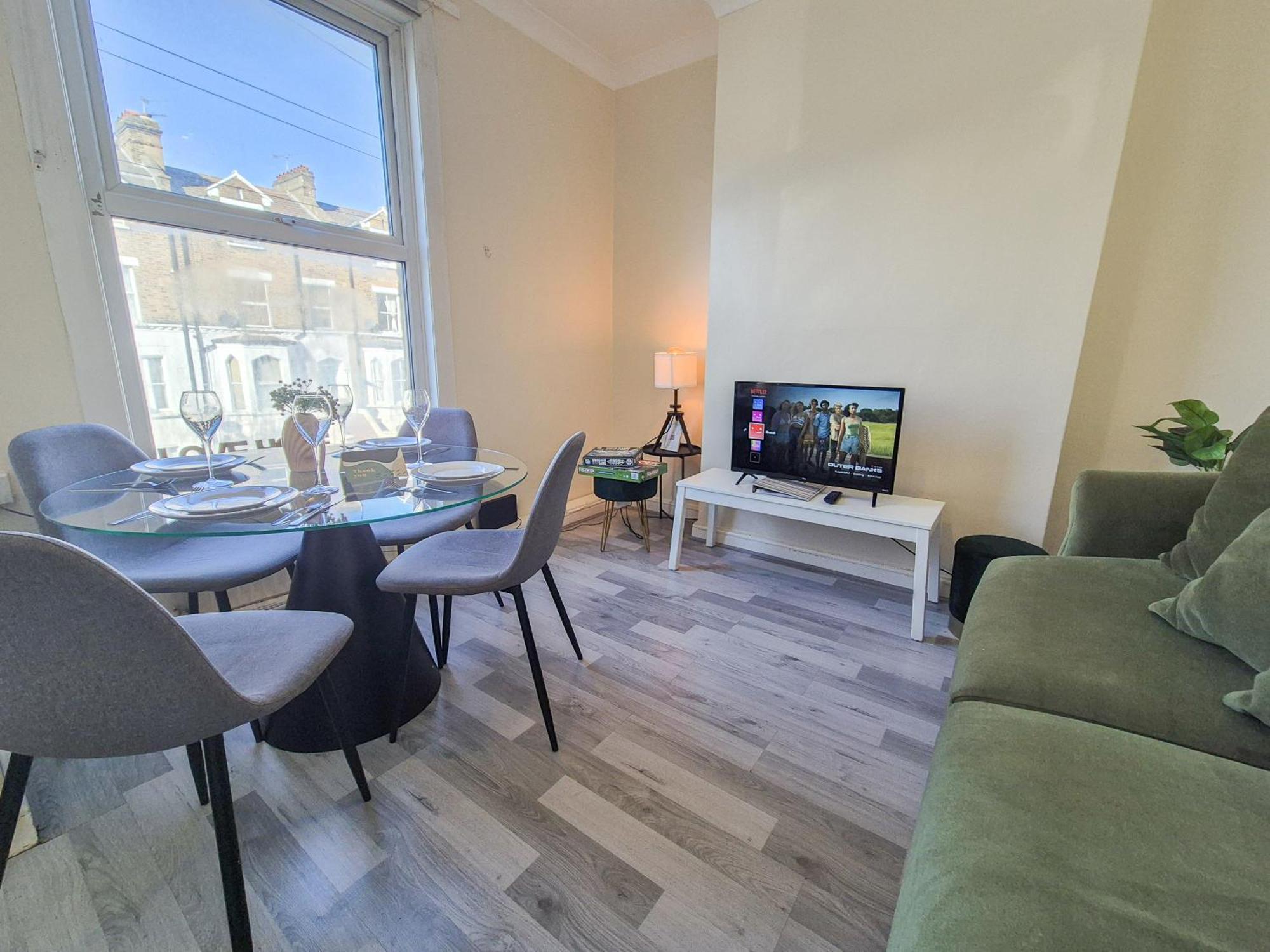 Ample Acton 4-bedroom Flat,ealing, West London