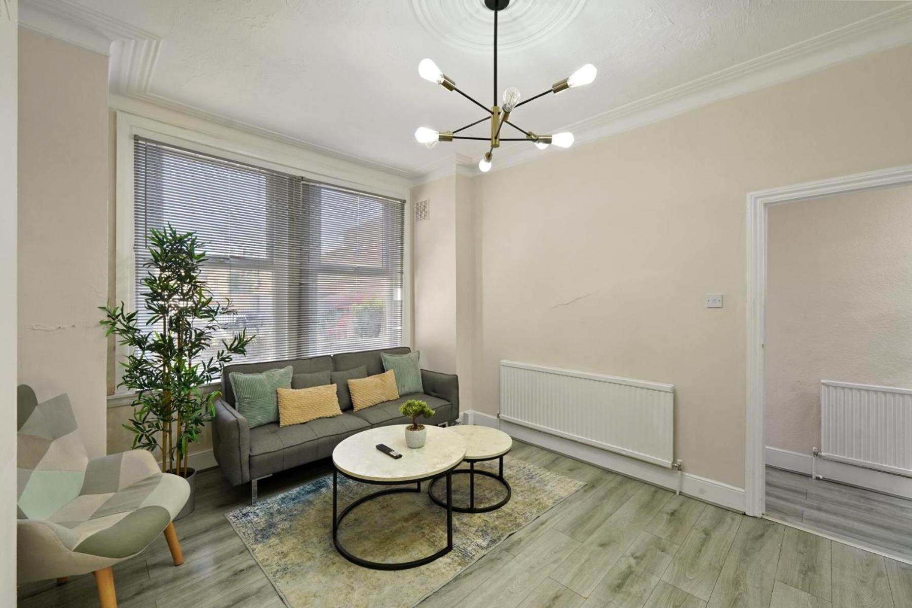Luxury With Large Garden Apartment London
