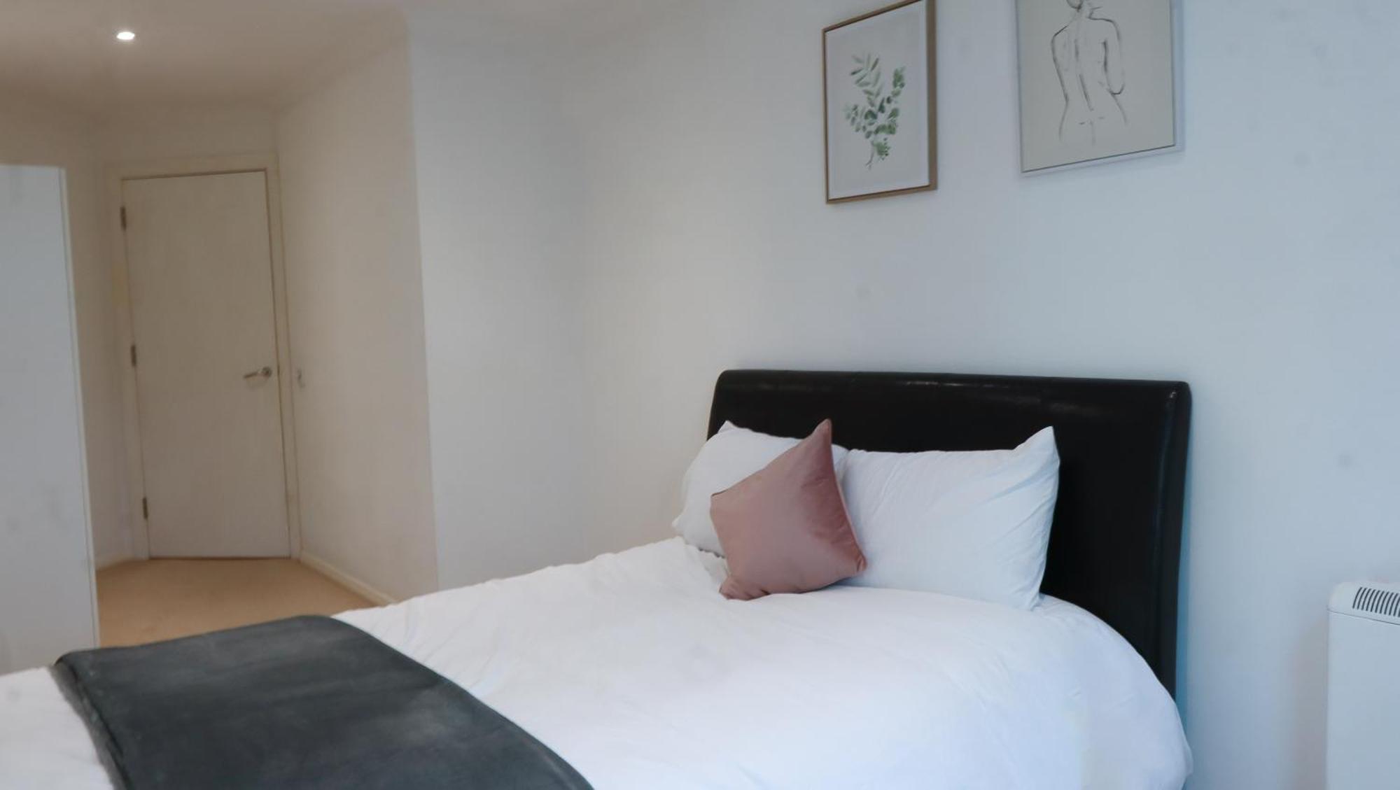 Riverside 3 Bed 2 Bath Apartment- Free Parking *