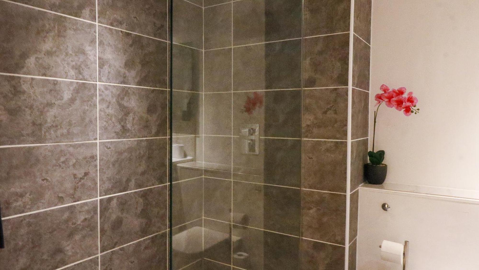 Riverside 3 Bed 2 Bath Apartment- Free Parking Appartement
