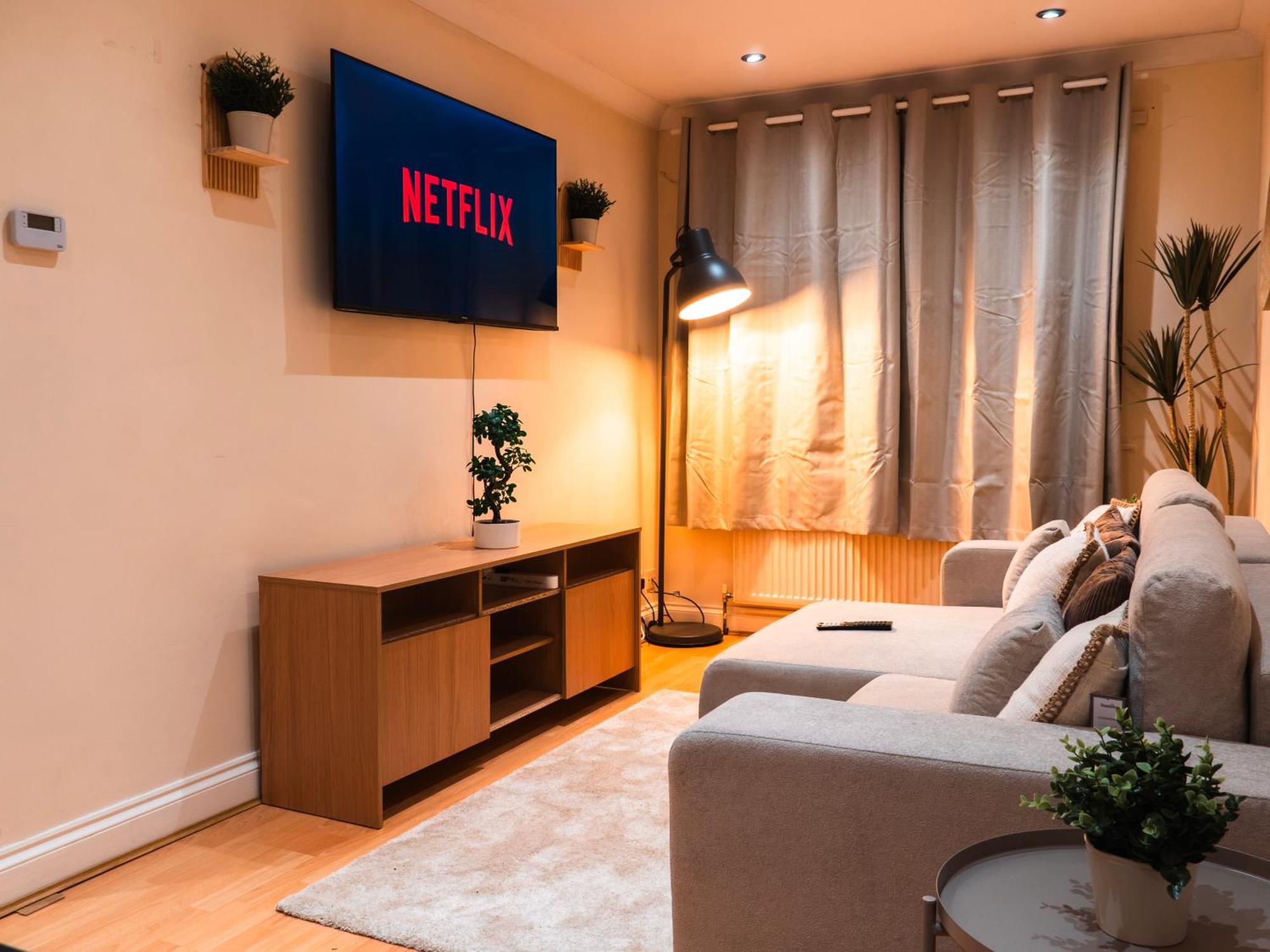 Beautiful 2 Bed With Driveway, Wembley