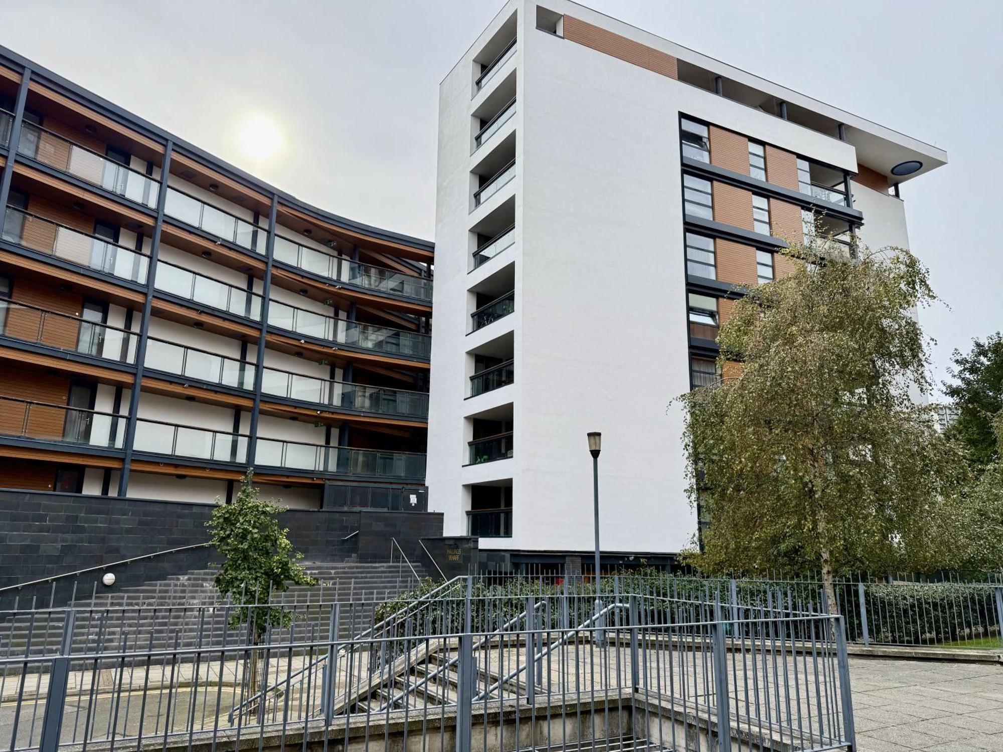 Entire Flat With 2x Bedrooms, 2x Bathrooms And A Big Living In The Olympic Park And Westfield At Stratford Hotel 5*