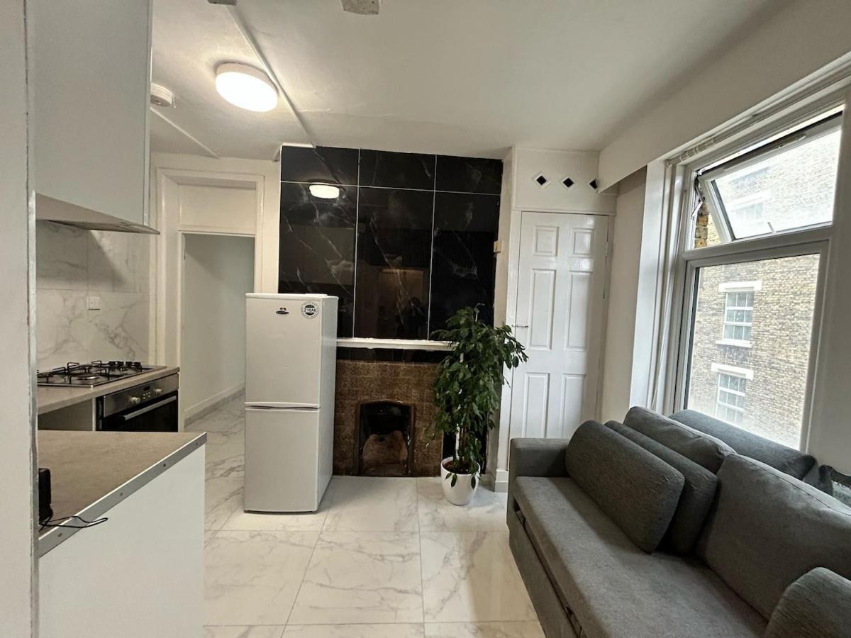 2 Bedroom Flat On First Floor Londres
