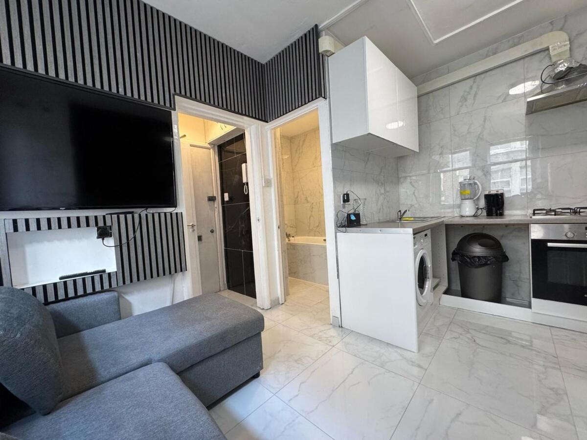 Apartment 2 Bedroom Flat On First Floor London