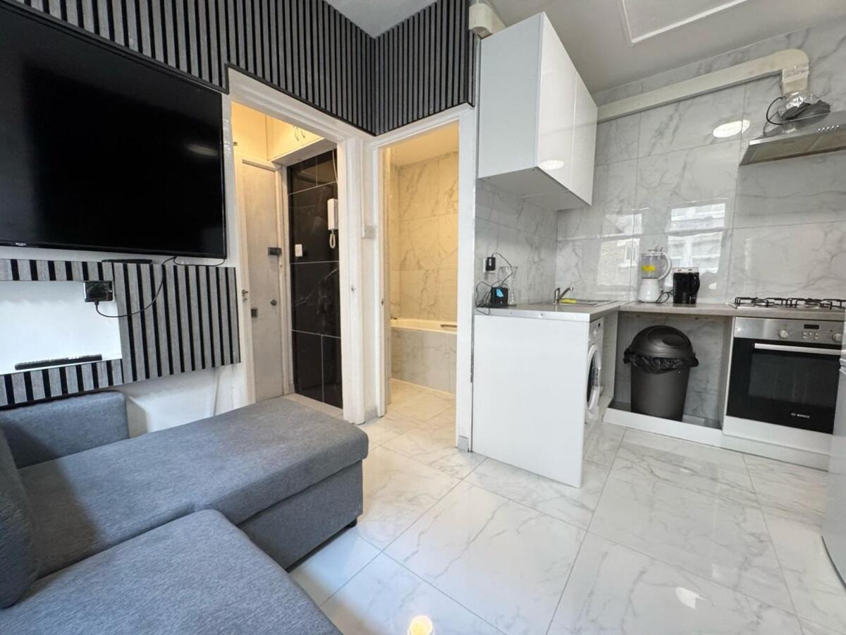 2 Bedroom Flat On First Floor * Londres