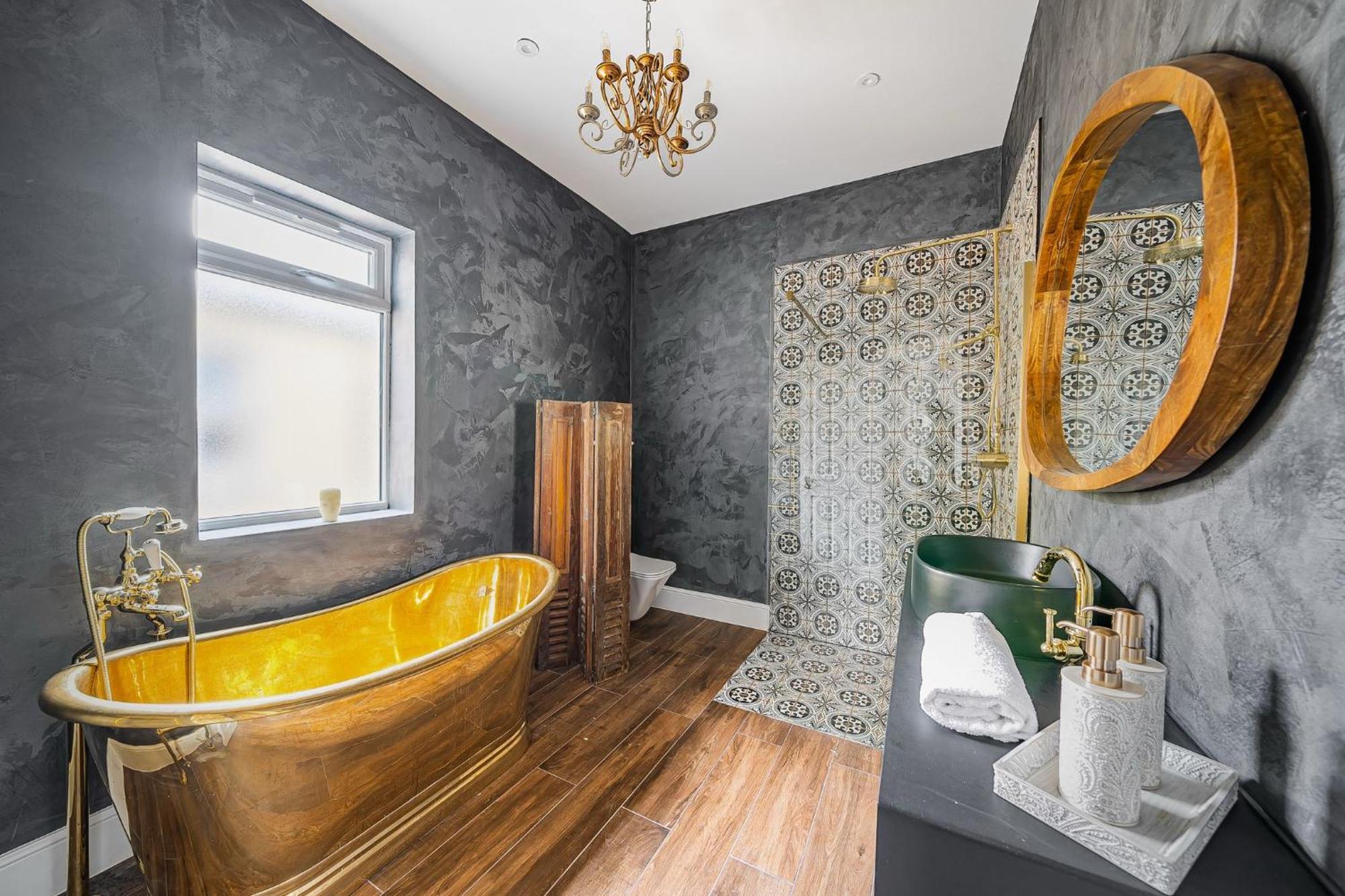 Lavish Maida Vale Townhouse Sleeps Up To 8 With Patio & Office - Open To Short & Long Term Lets