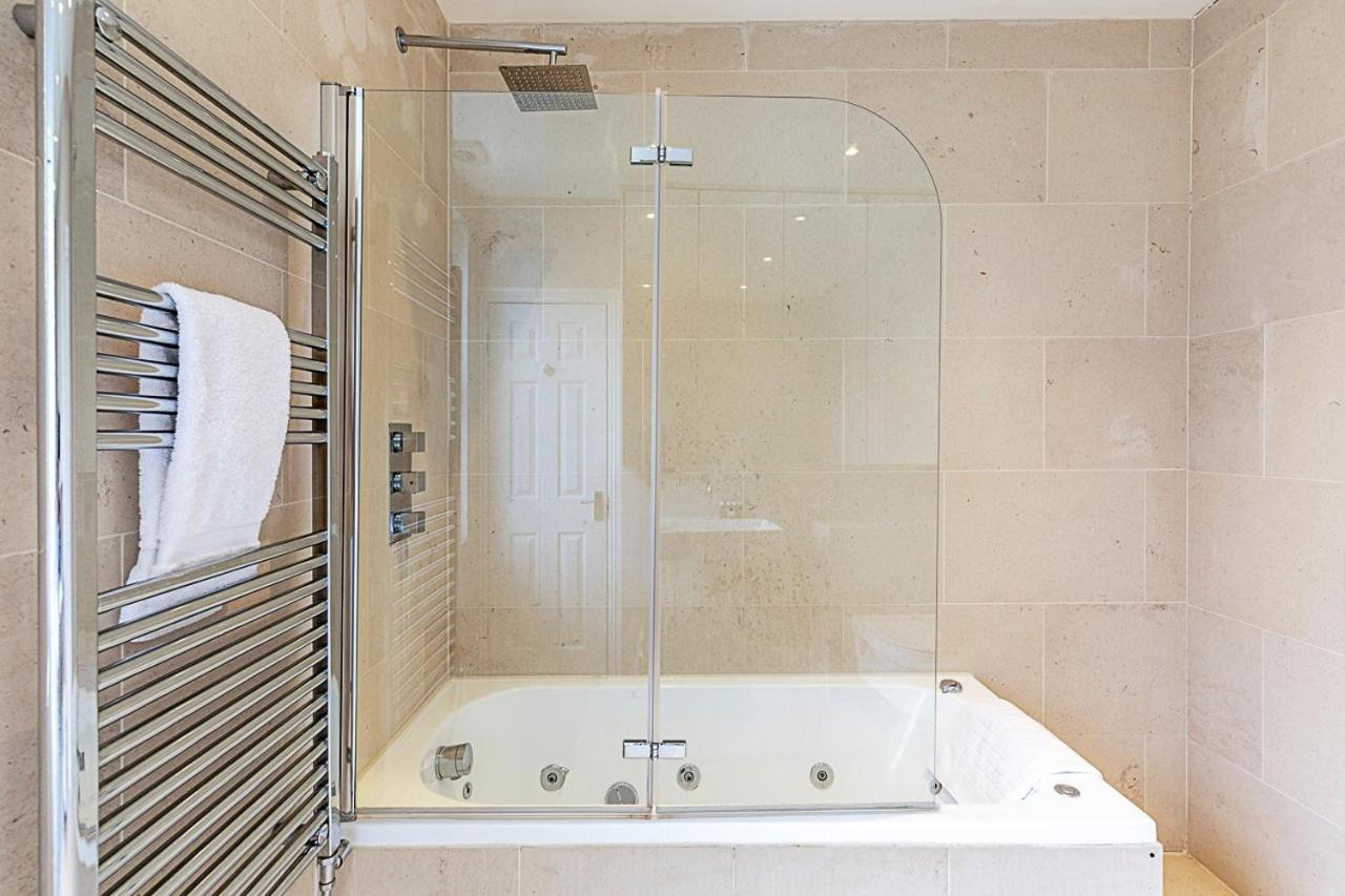 Chic 4-bed House, Camden,