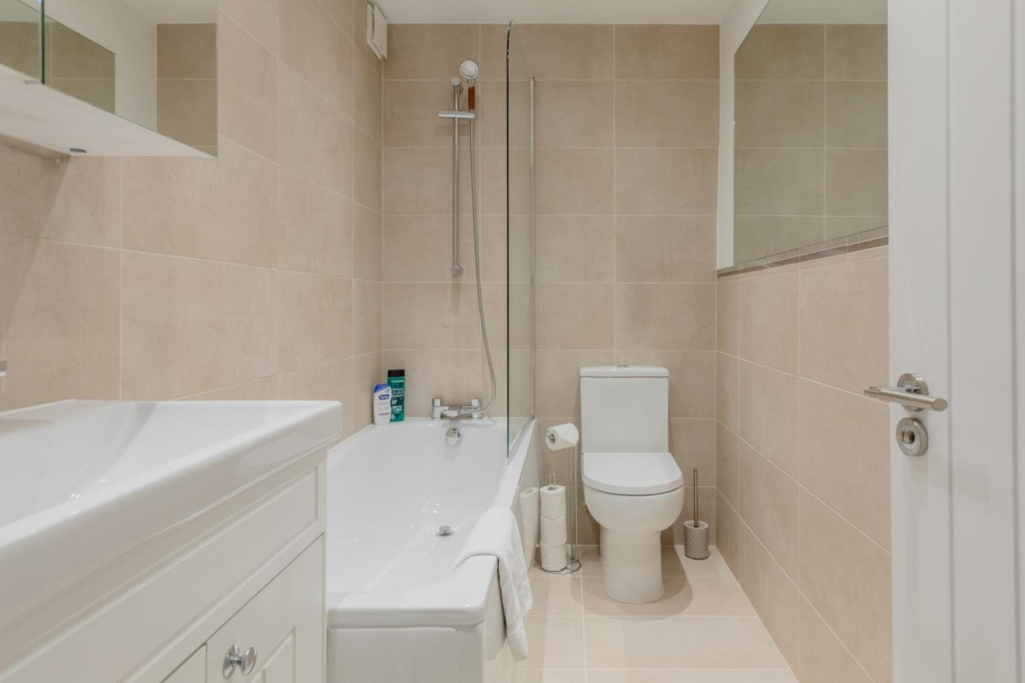 Charming 4bd 6 Mins From Nine Elms Station Hébergement de vacances Londres