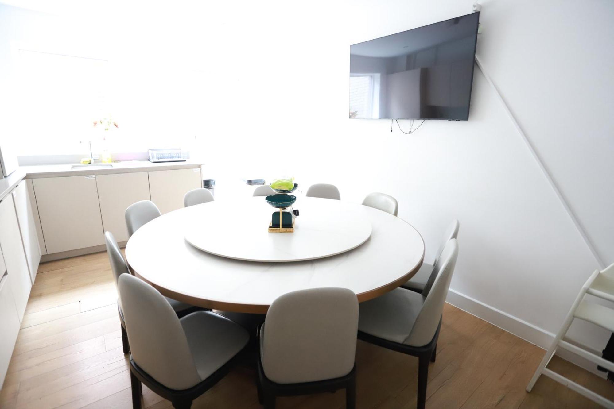 Apartment Spacious 3-story Retreat With Rooftop Terrace And Modern Amenities London