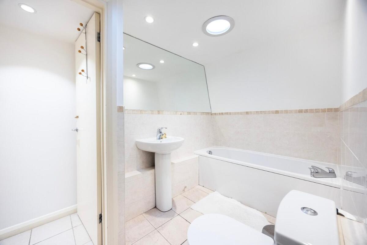 Near Kings Cross,2bd Private Balcony, Easy Grocery
