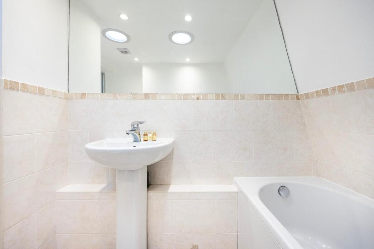 Near Kings Cross,2bd Private Balcony, Easy Grocery *