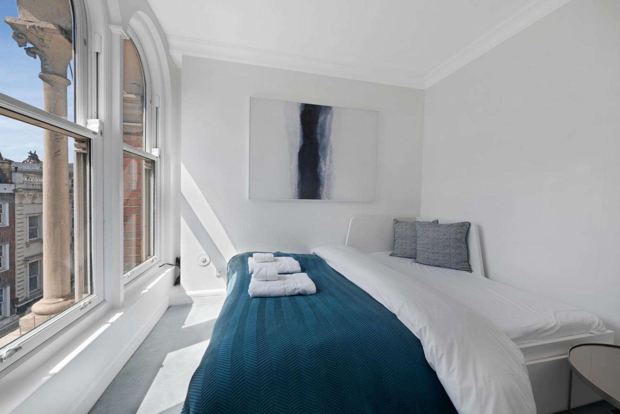 3 Bedroom Penthouse With Roof Terrace In Covent Garden * Londres