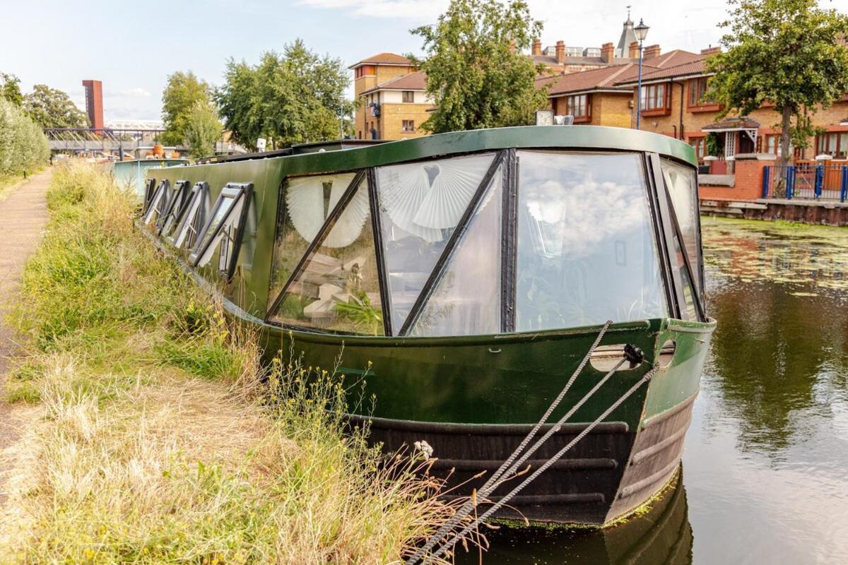 The Floating Terrarium Hotel en barco Londres