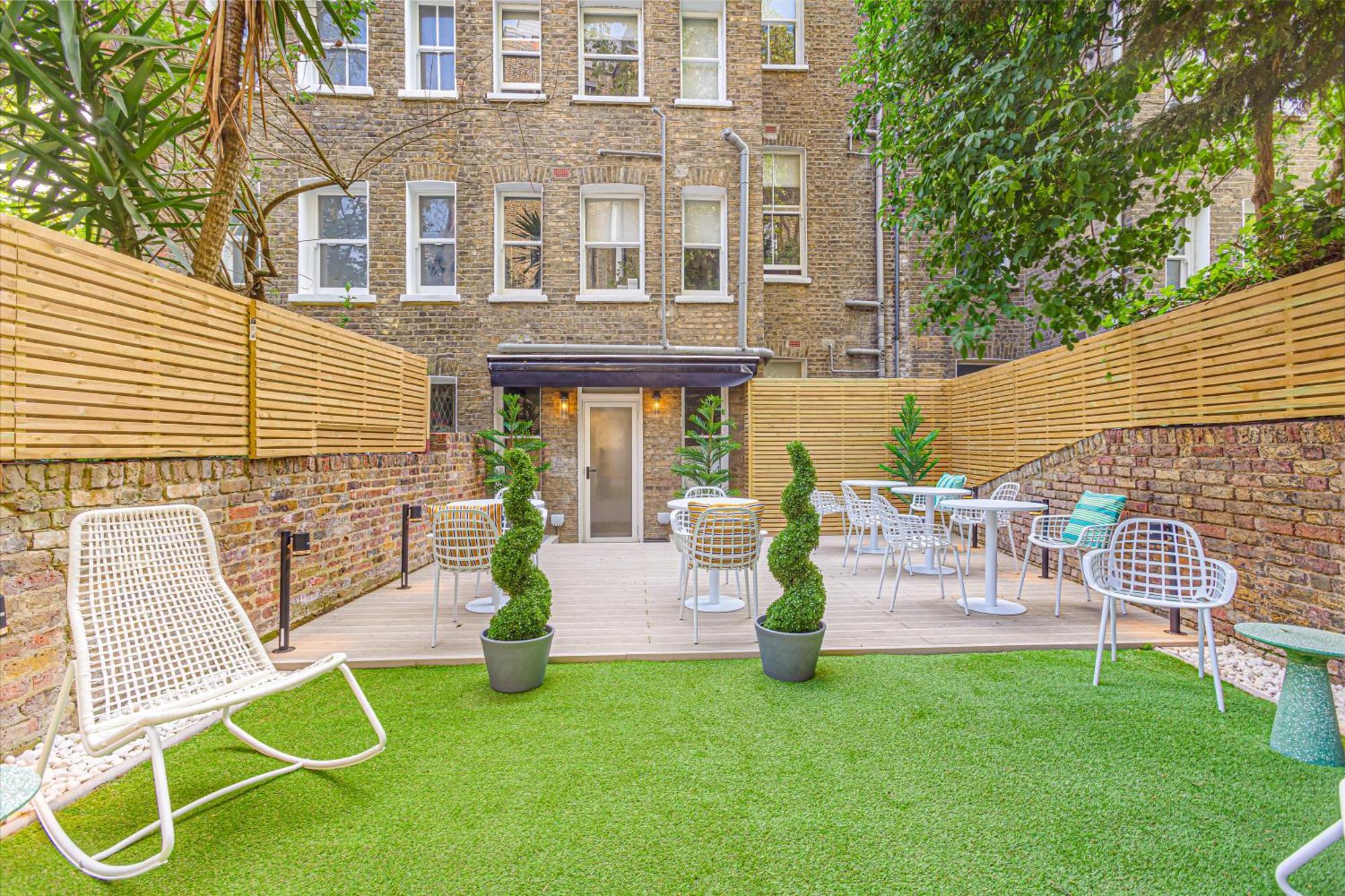Bob W Earl's Court - Warwick Road 3*