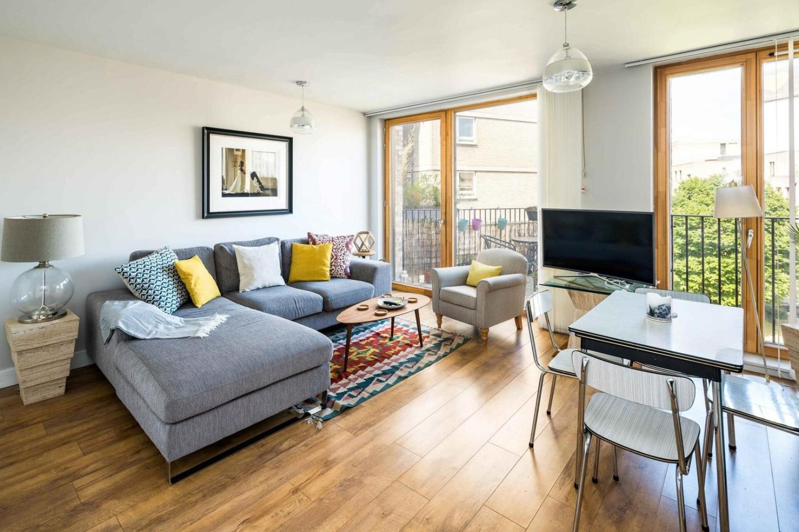 Shiny & Comfy With Underground Links Nearby! Apartamento Londres