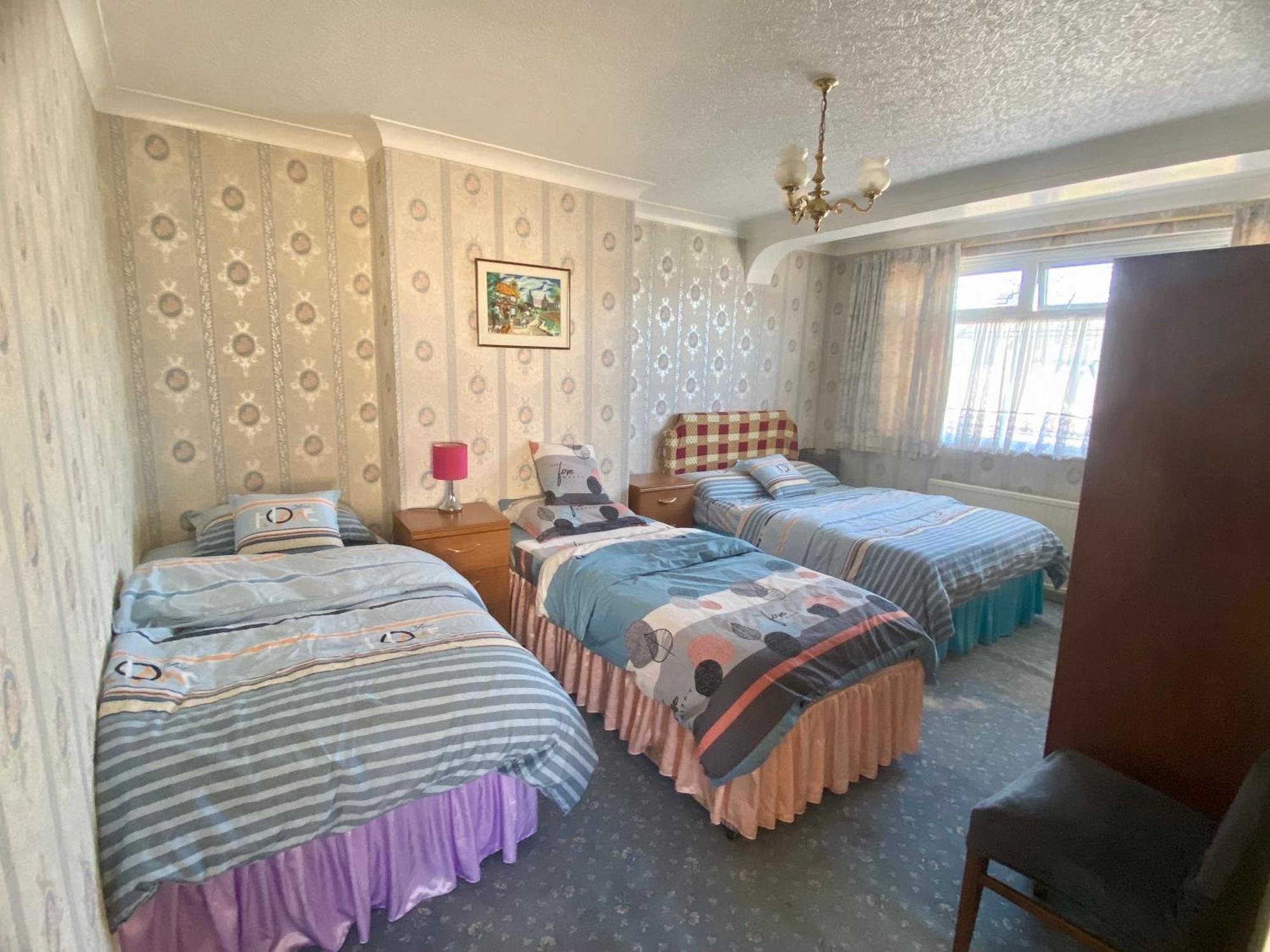 Barking House Sleeps 12 - Parking - Train Tube - Airport Londres