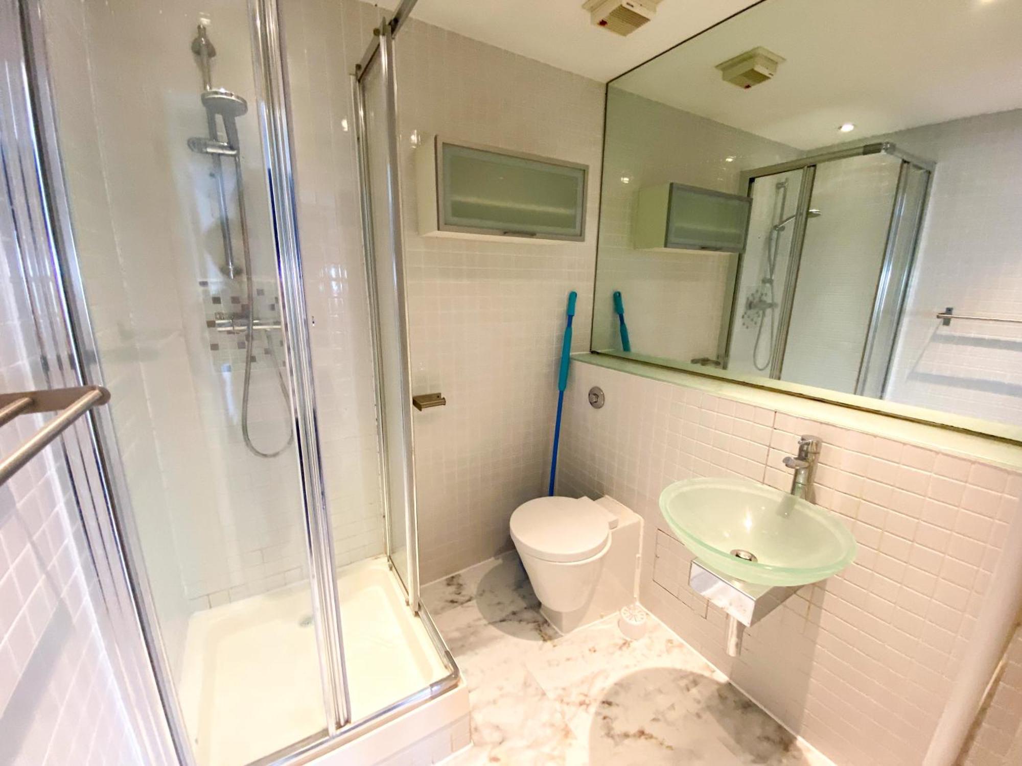 Entire Flat With 2x Bedrooms, 2x Bathrooms And A Big Living In The Olympic Park And Westfield At Stratford Hotel 5*