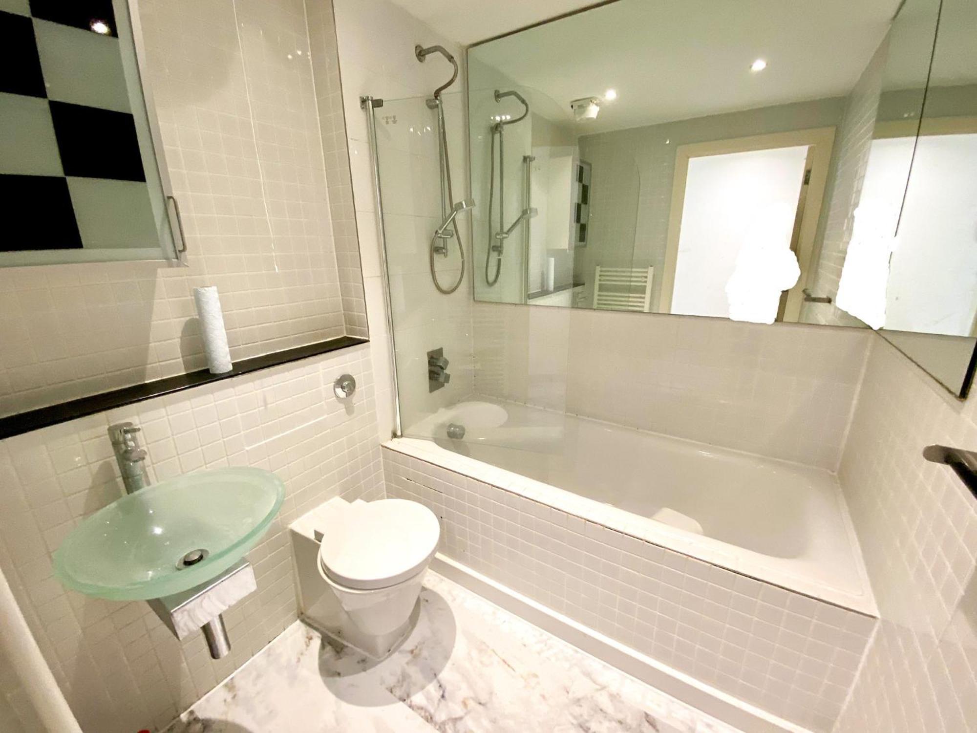 Entire Flat With 2x Bedrooms, 2x Bathrooms And A Big Living In The Olympic Park And Westfield At Stratford Hotel