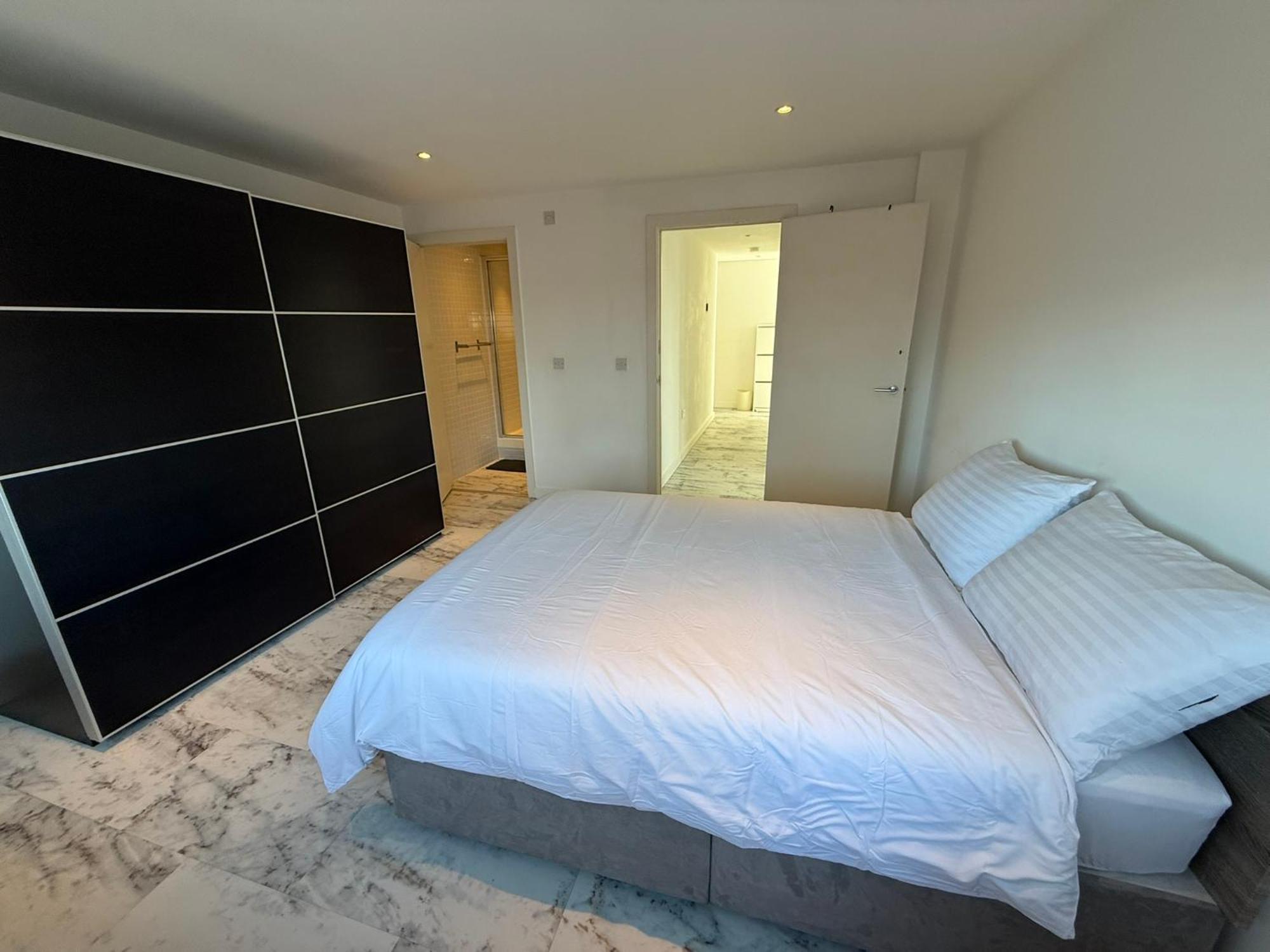 Entire Flat With 2x Bedrooms, 2x Bathrooms And A Big Living In The Olympic Park And Westfield At Stratford Hotel 5*