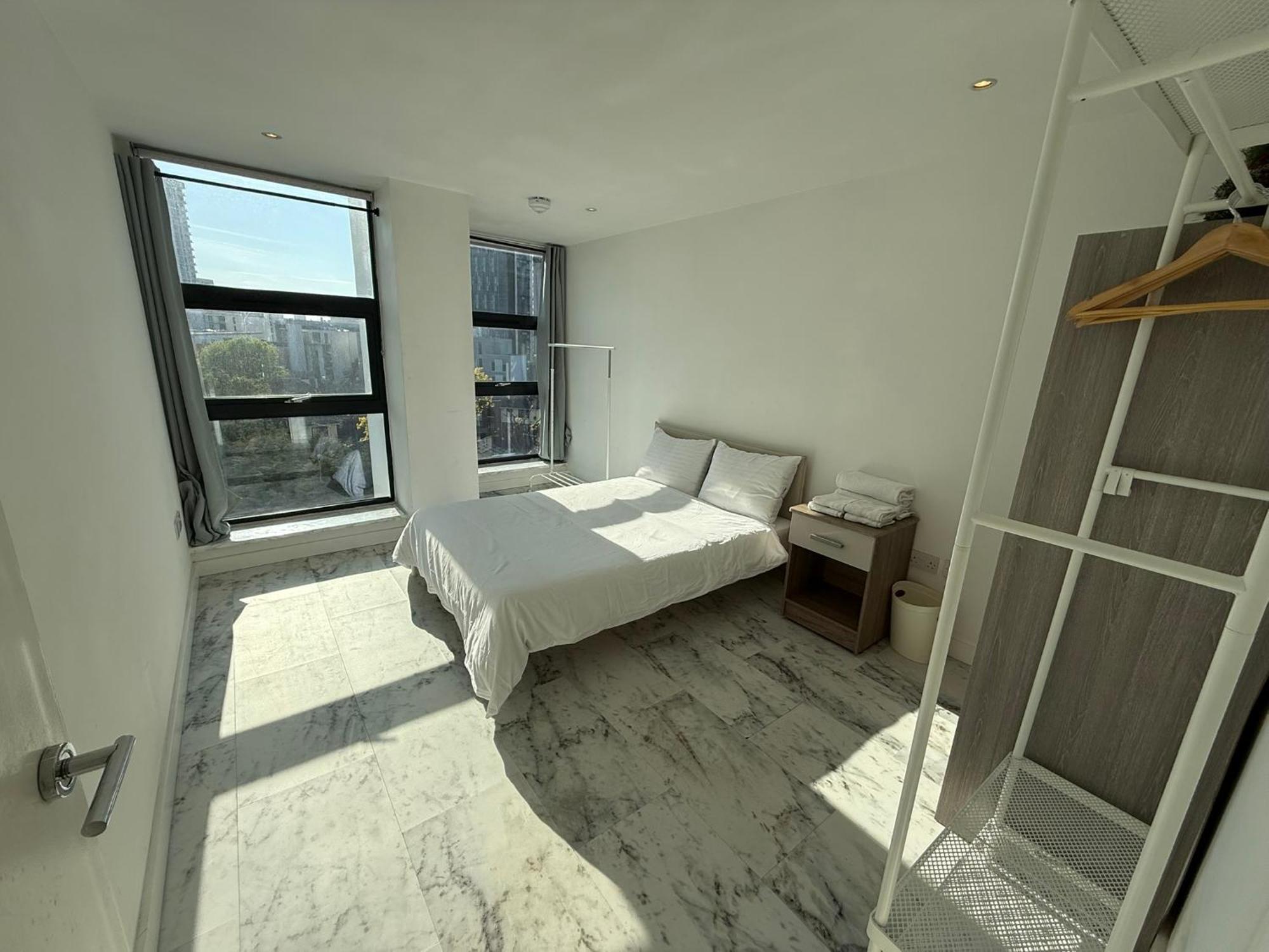 Entire Flat With 2x Bedrooms, 2x Bathrooms And A Big Living In The Olympic Park And Westfield At Stratford 5*