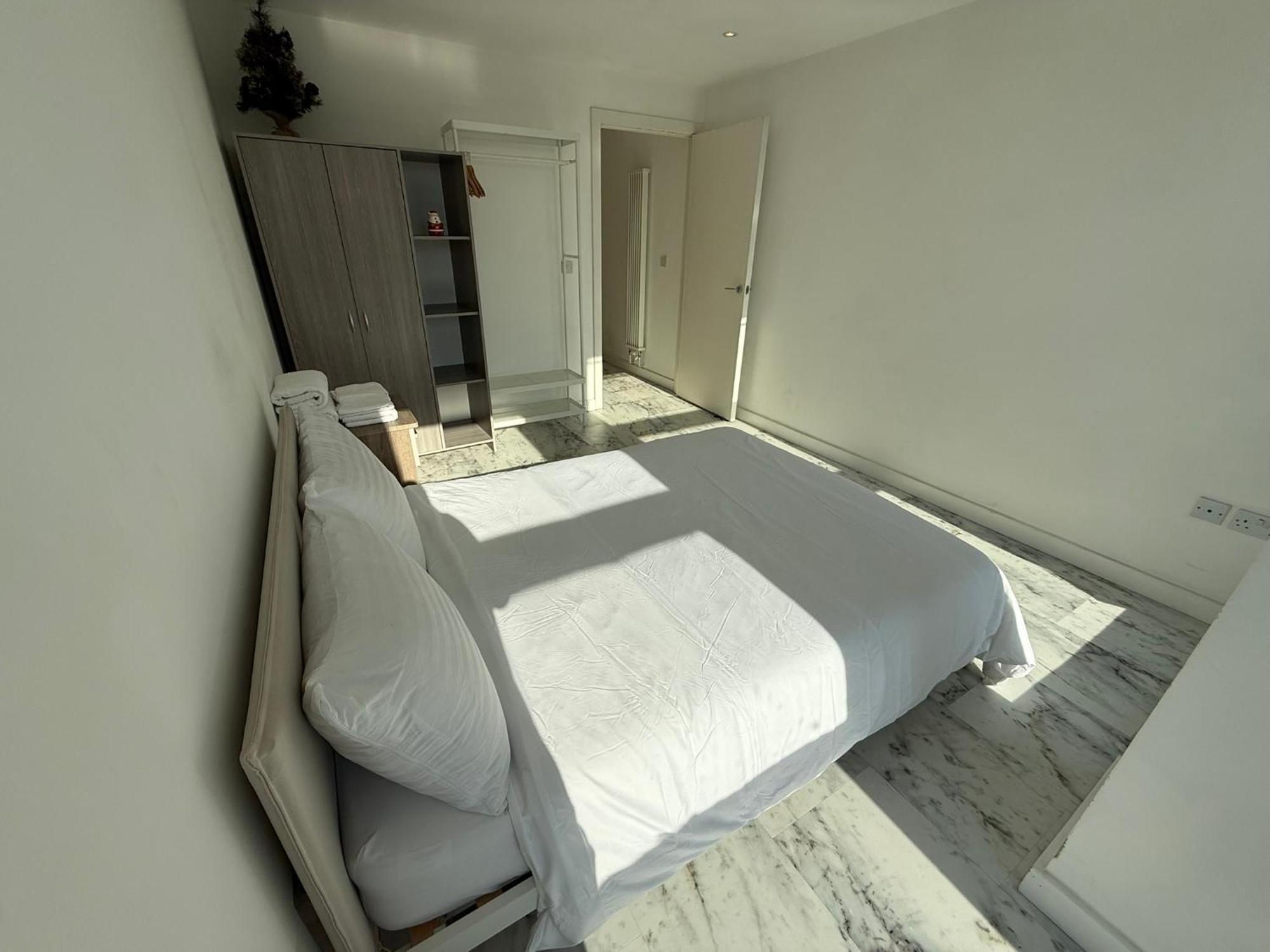 Entire Flat With 2x Bedrooms, 2x Bathrooms And A Big Living In The Olympic Park And Westfield At Stratford Hotel 5*