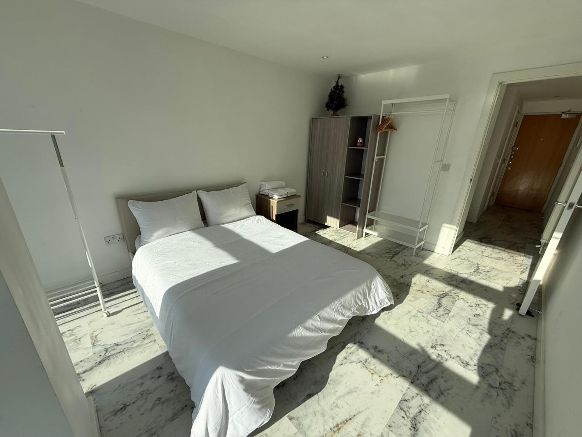Hotel Entire Flat With 2x Bedrooms, 2x Bathrooms And A Big Living In The Olympic Park And Westfield At Stratford 5*